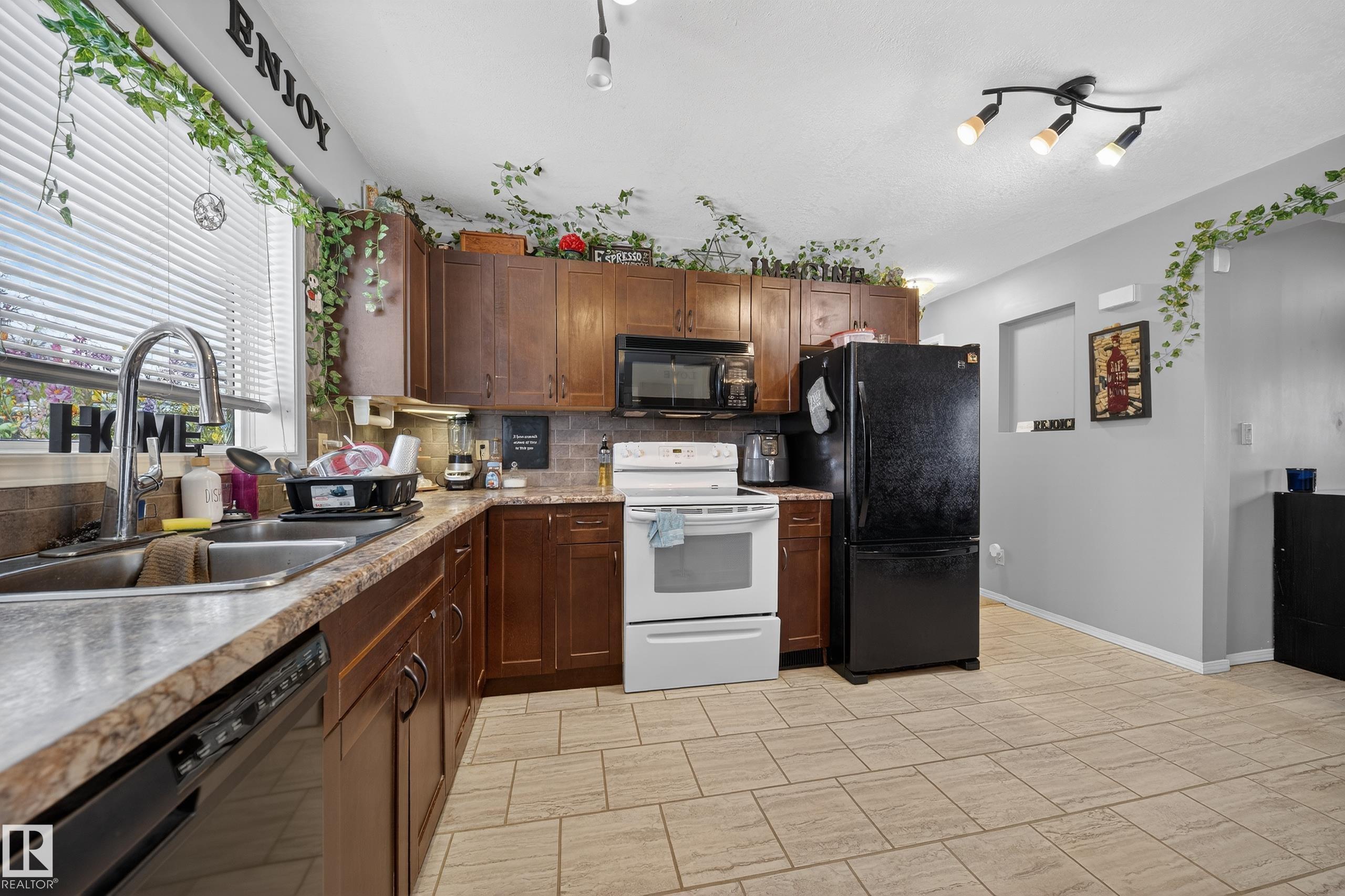 Photo 8 at 10520 52 Avenue NW, Pleasantview, Edmonton