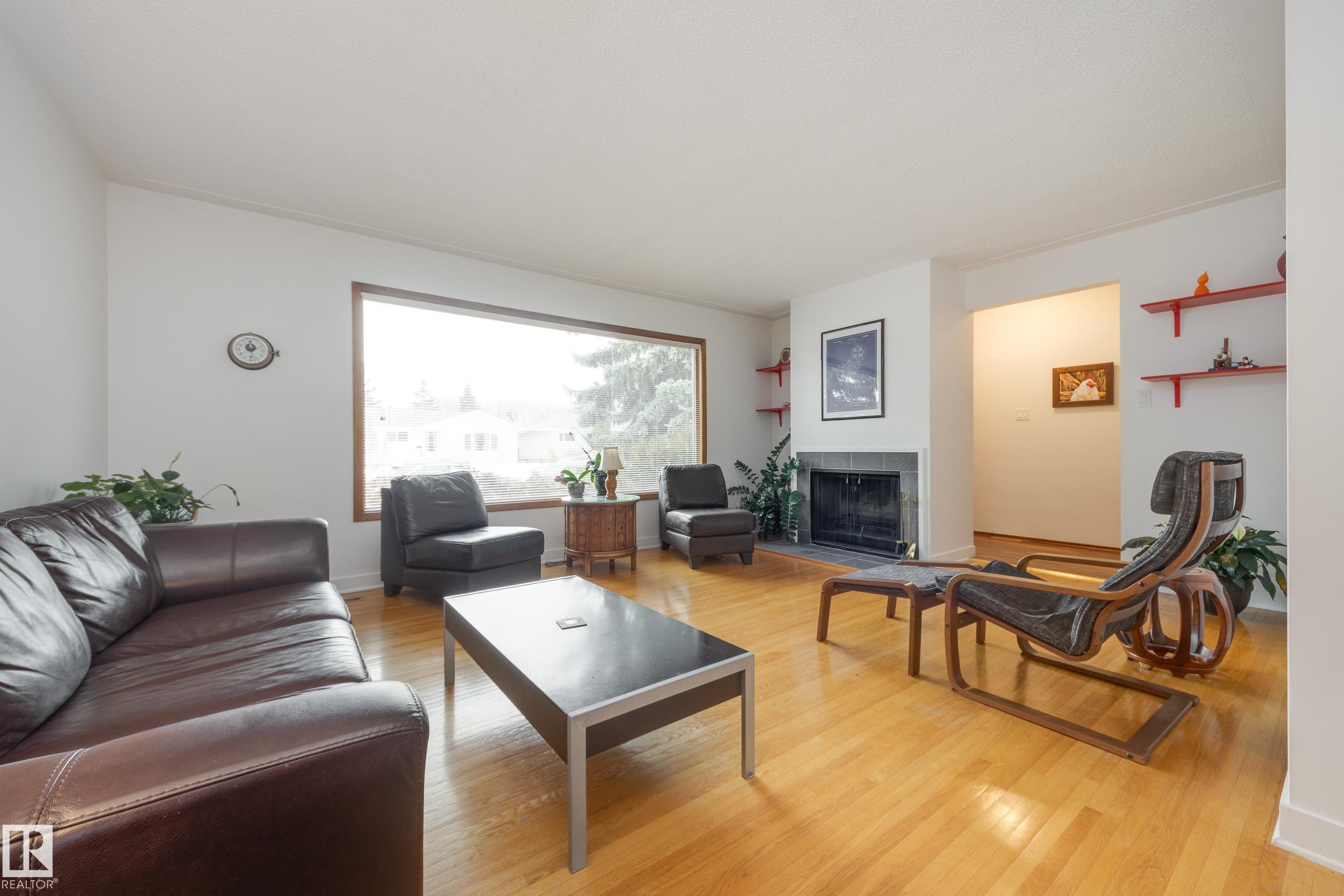 Photo 11 at 15702 89a Avenue NW, Meadowlark Park, Edmonton