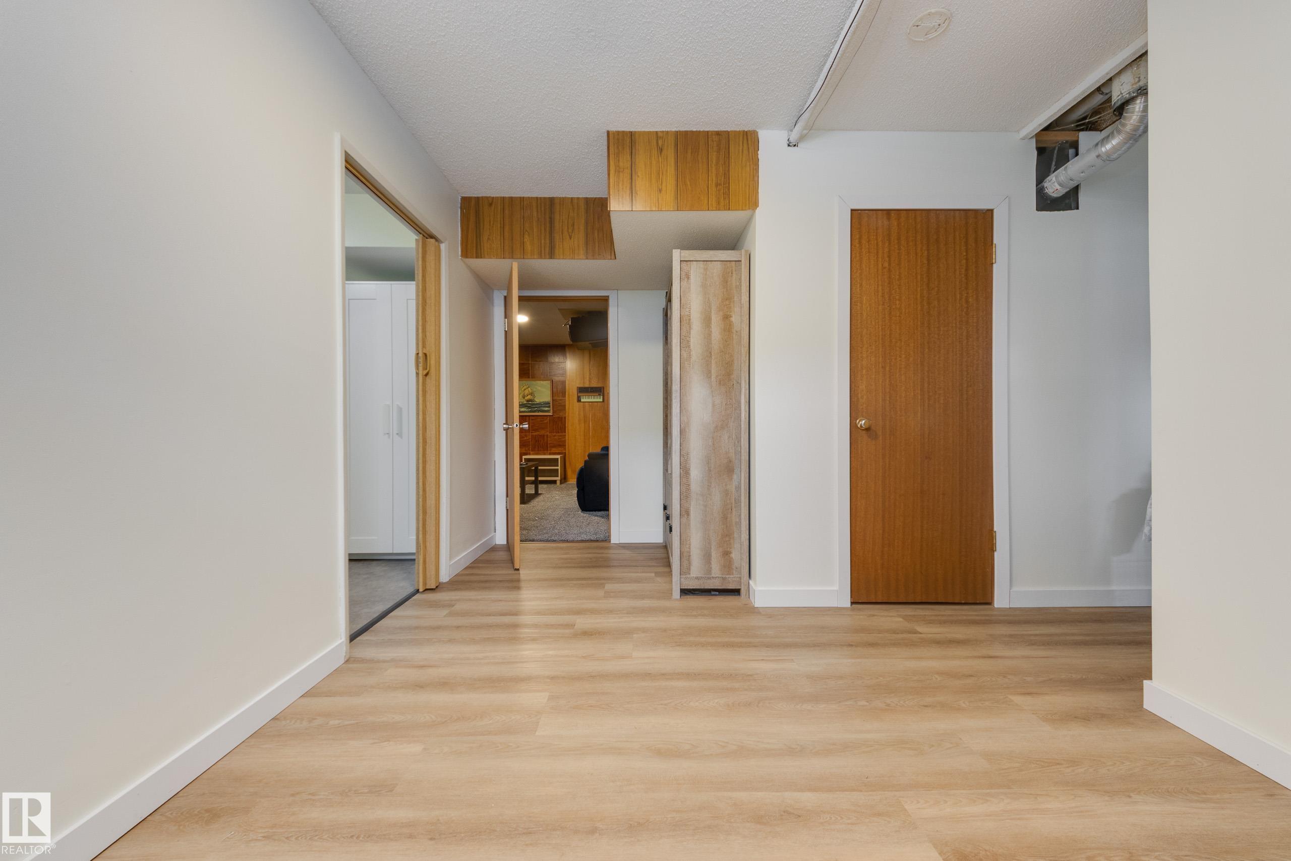 Photo 32 at 15702 89a Avenue NW, Meadowlark Park, Edmonton