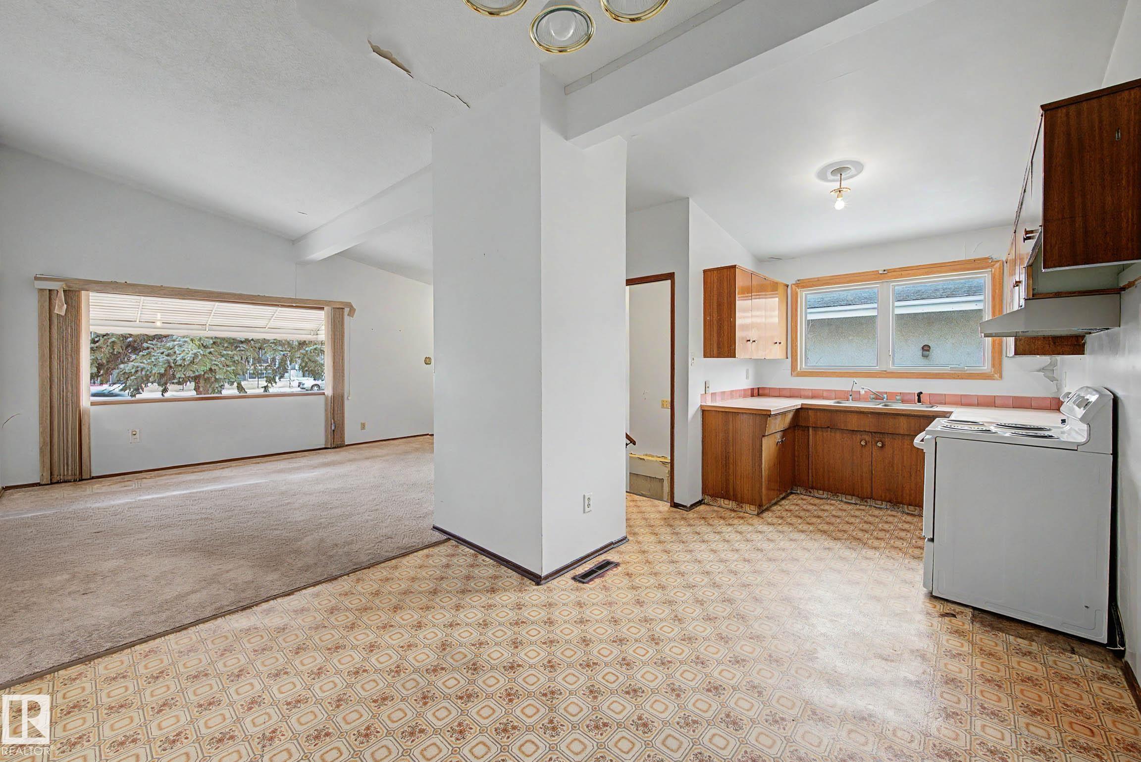 Photo 9 at 13041 82 Street NW, Balwin, Edmonton