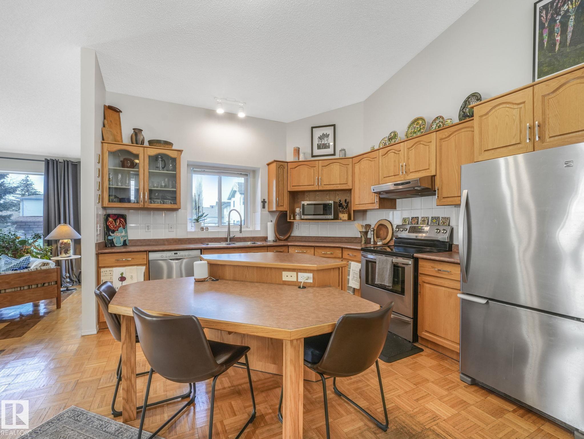 Photo 9 at 308 Beringer Crescent NW, Breckenridge Greens, Edmonton