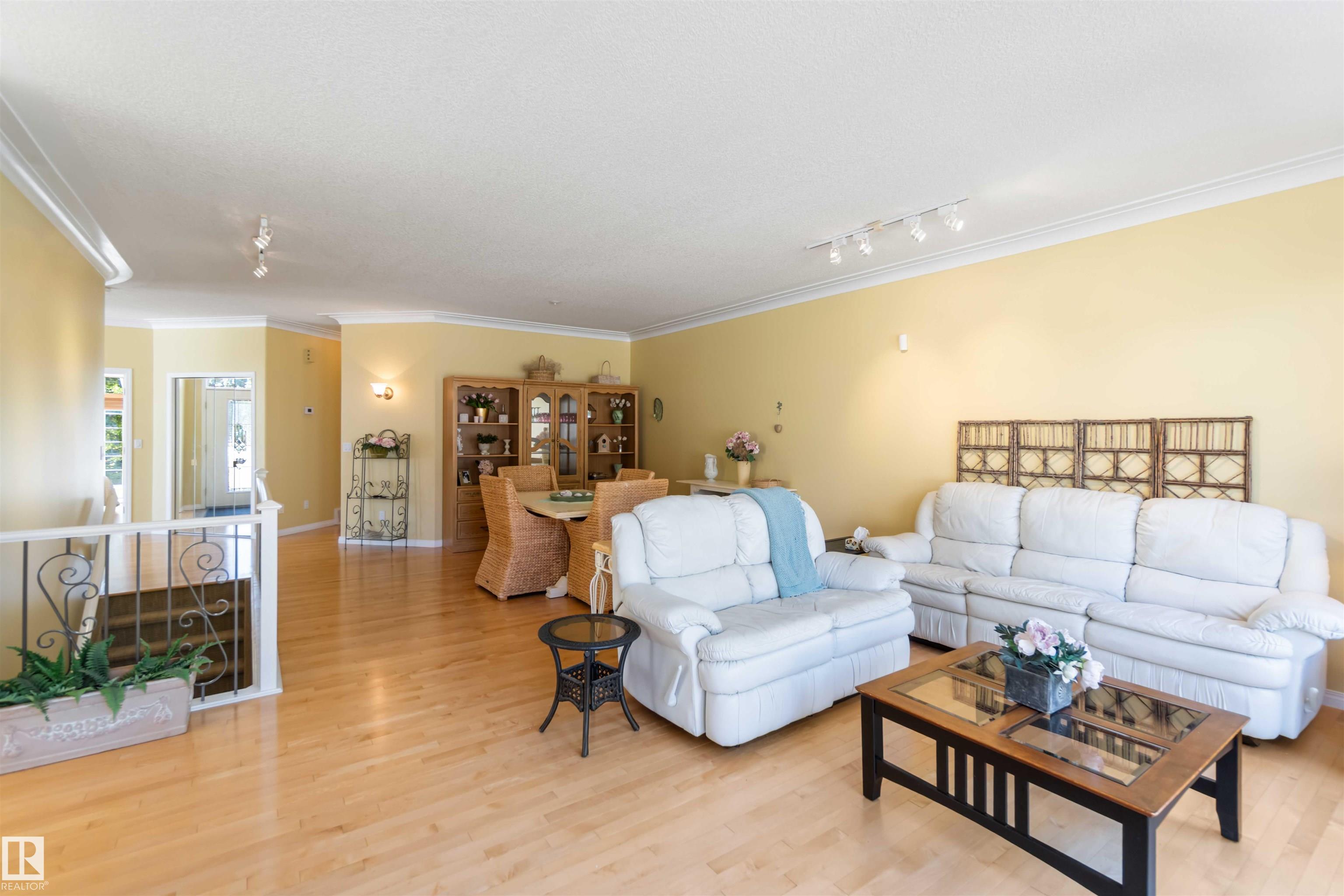 Photo 23 at 8 Butterworth point(e) NW, Bulyea Heights, Edmonton