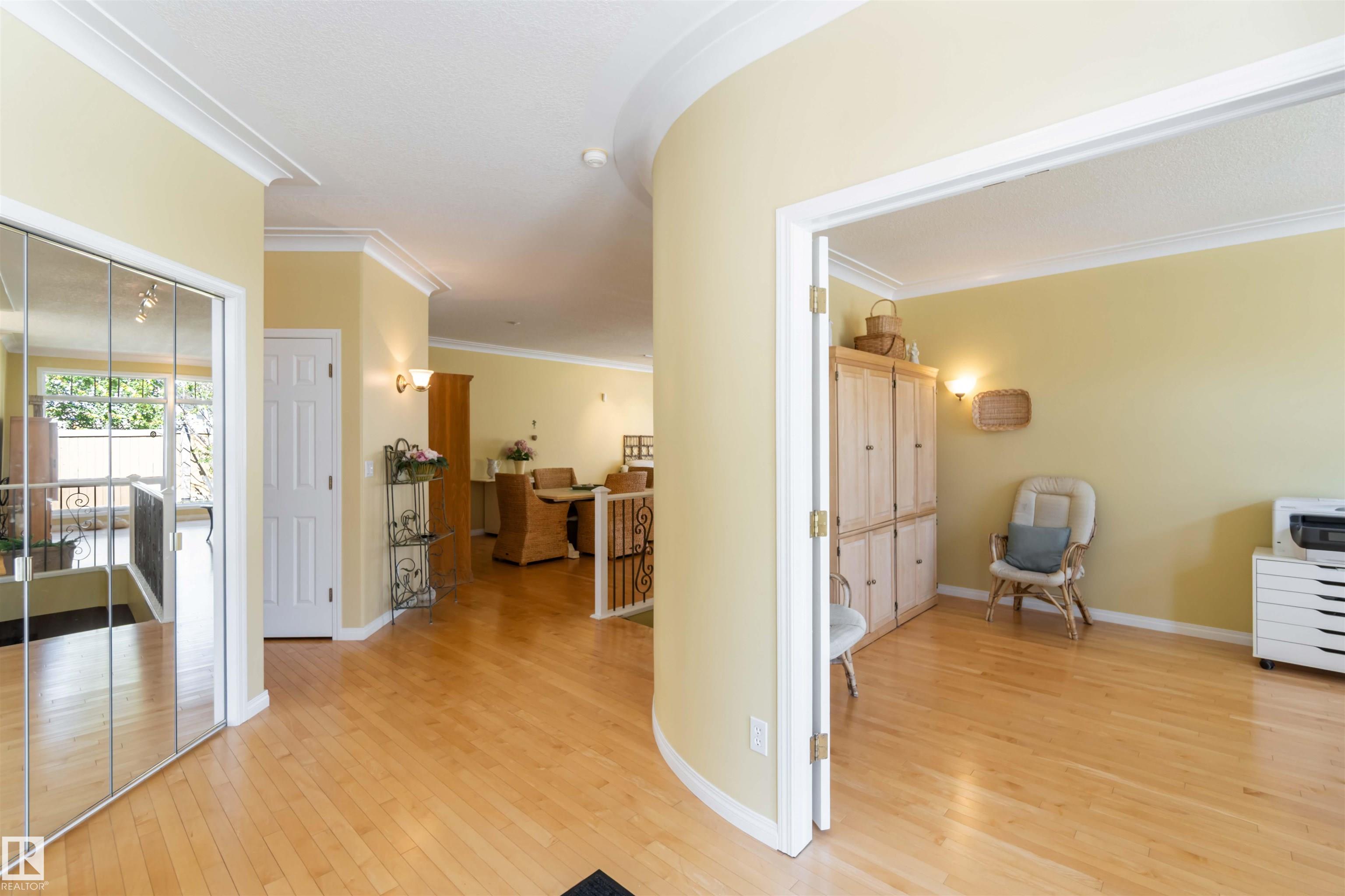 Photo 7 at 8 Butterworth point(e) NW, Bulyea Heights, Edmonton