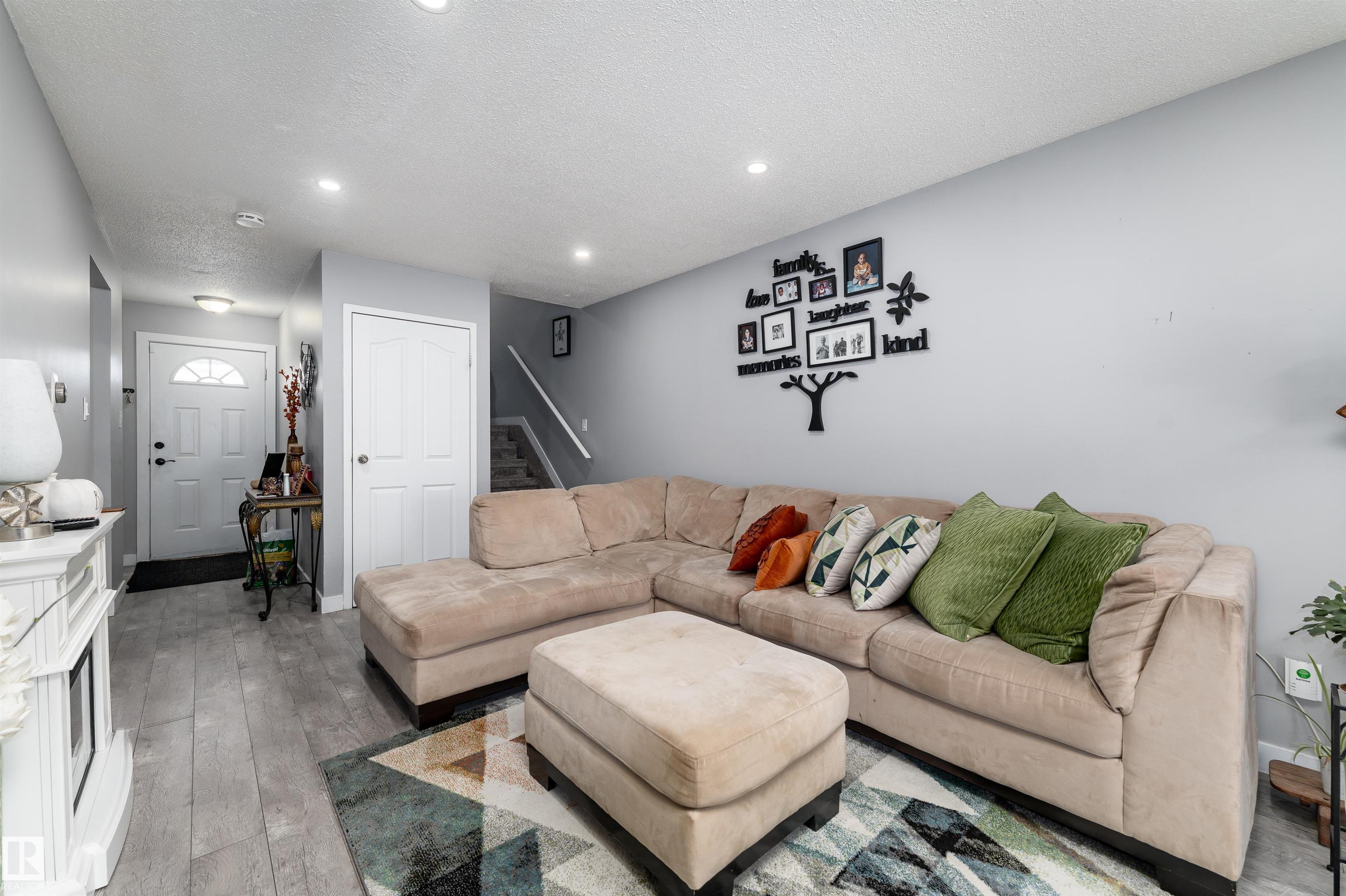 Photo 9 at 110 Centennial crest NW, Britannia Youngstown, Edmonton