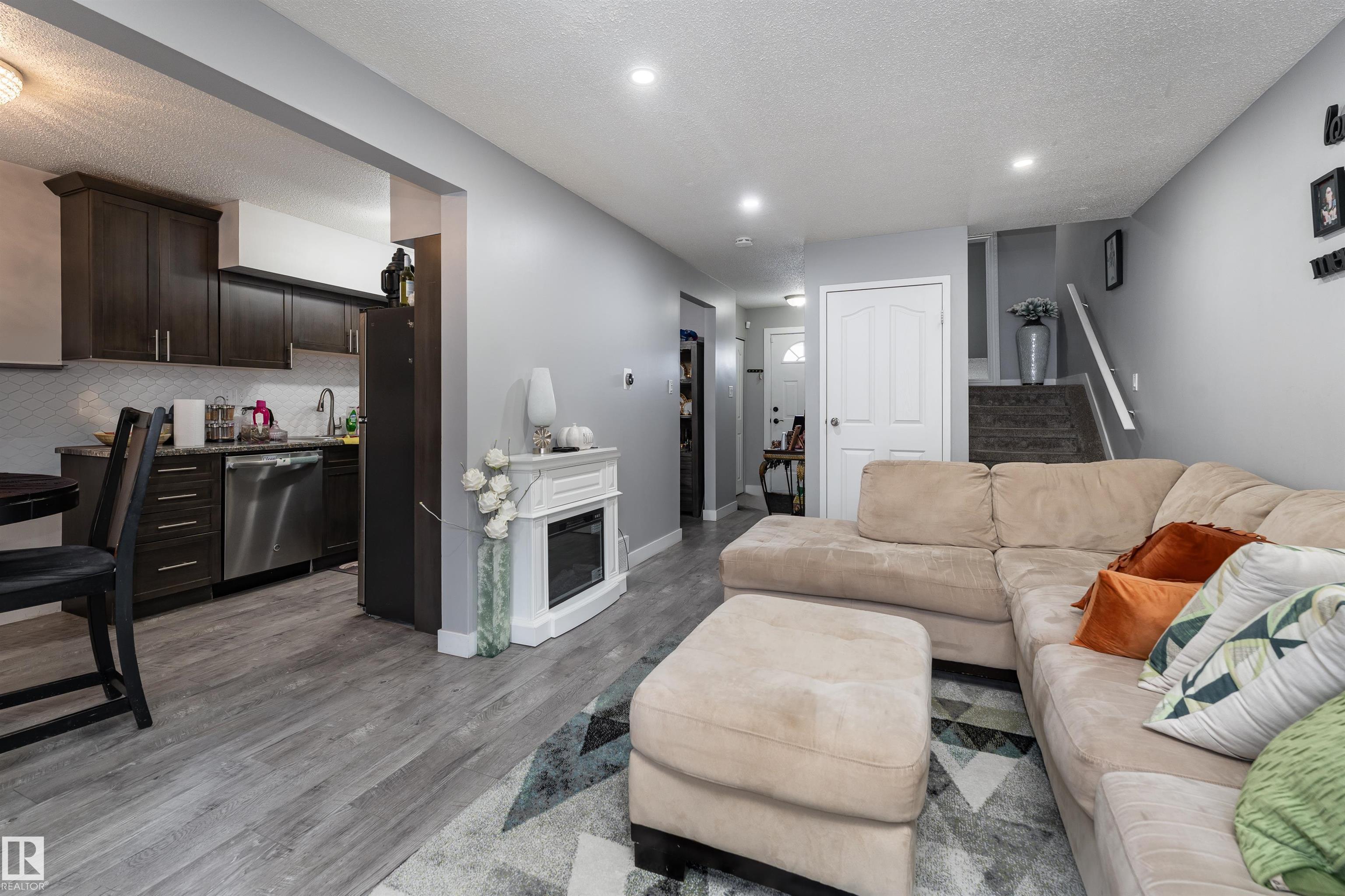 Photo 10 at 110 Centennial crest NW, Britannia Youngstown, Edmonton