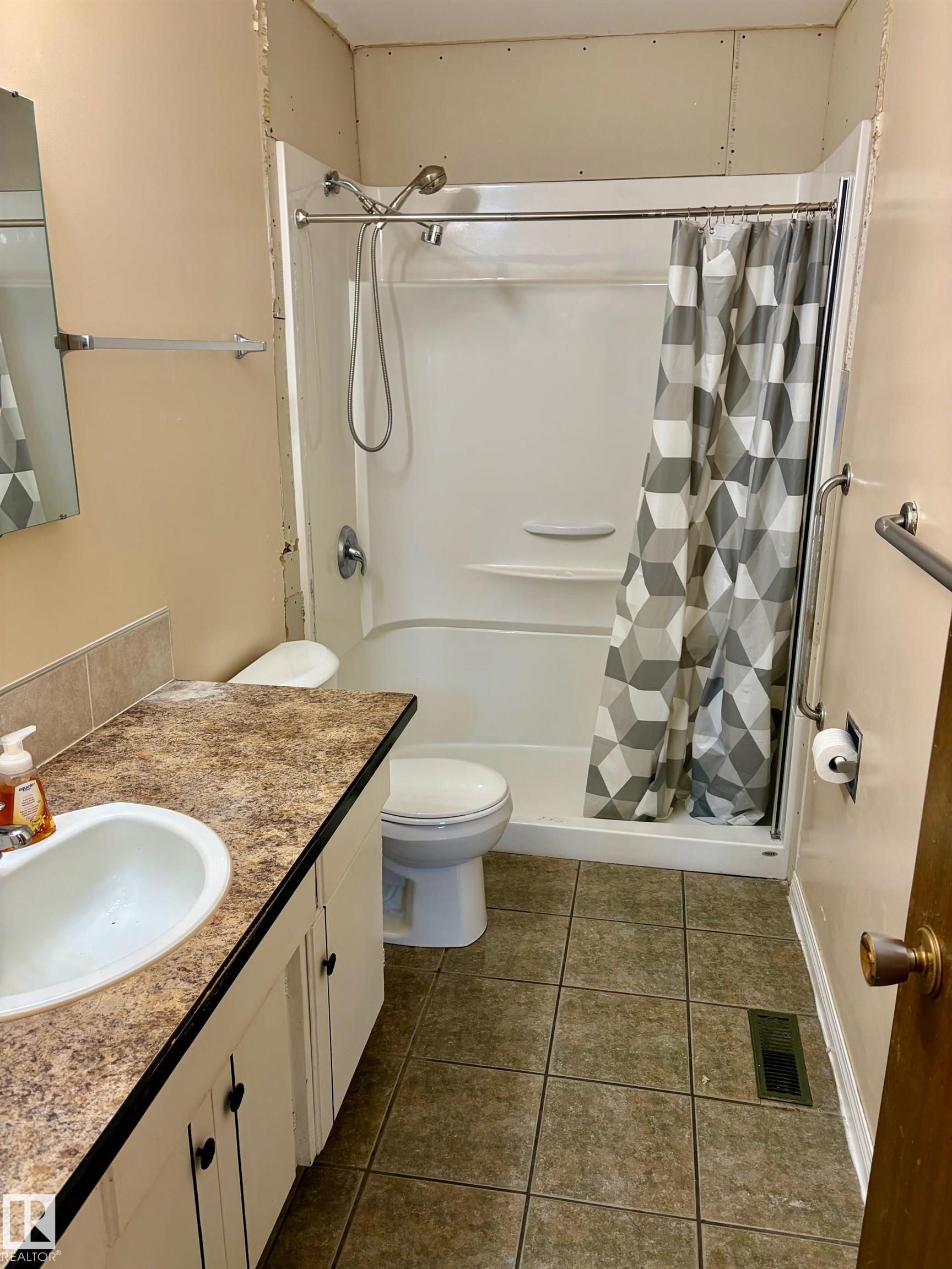 Photo 13 at 15208 92 Street NW, Evansdale, Edmonton