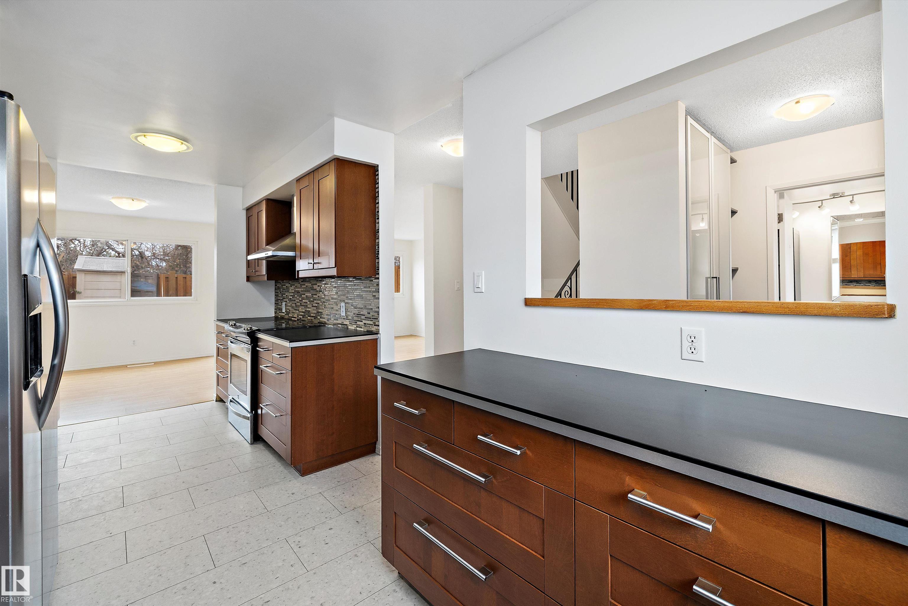 https://zimg.paragon.ice.com/ParagonImages/Property/PM/RAE/225393687/19/0/0/b0136b7e9b04fdce6ab89fdde9ec257f/1/99ecab9cc5587d276d94f322315e1ad4/225393687-01FF8174-F267-40FA-8ED3-F5BD17A4CA54.JPG