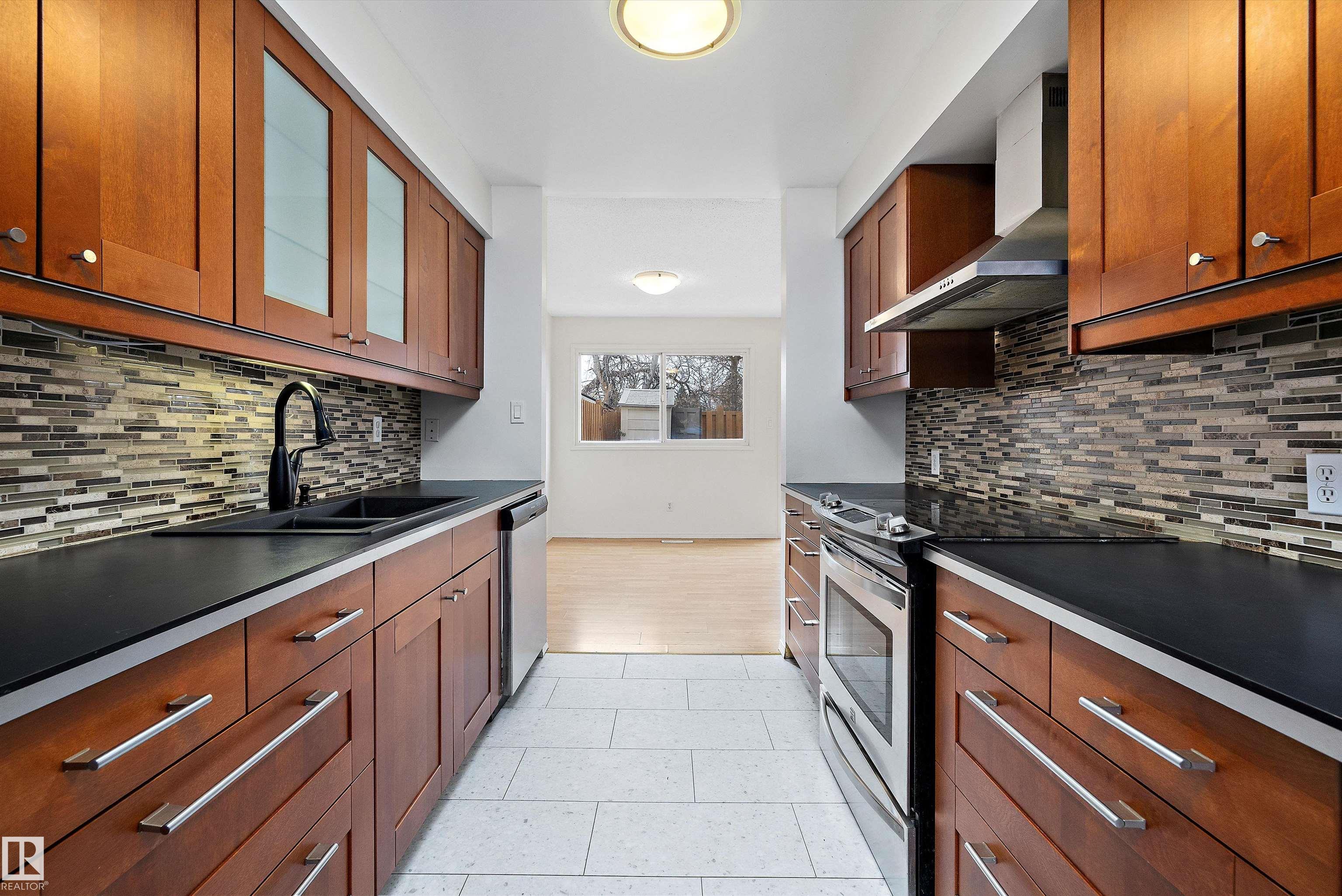 https://zimg.paragon.ice.com/ParagonImages/Property/PM/RAE/225393687/21/0/0/70d2b612c3d01ee4b5ace2ad902b7aef/1/99ecab9cc5587d276d94f322315e1ad4/225393687-0E873C85-0FC0-4236-9AD4-AAFBAEAE941F.JPG