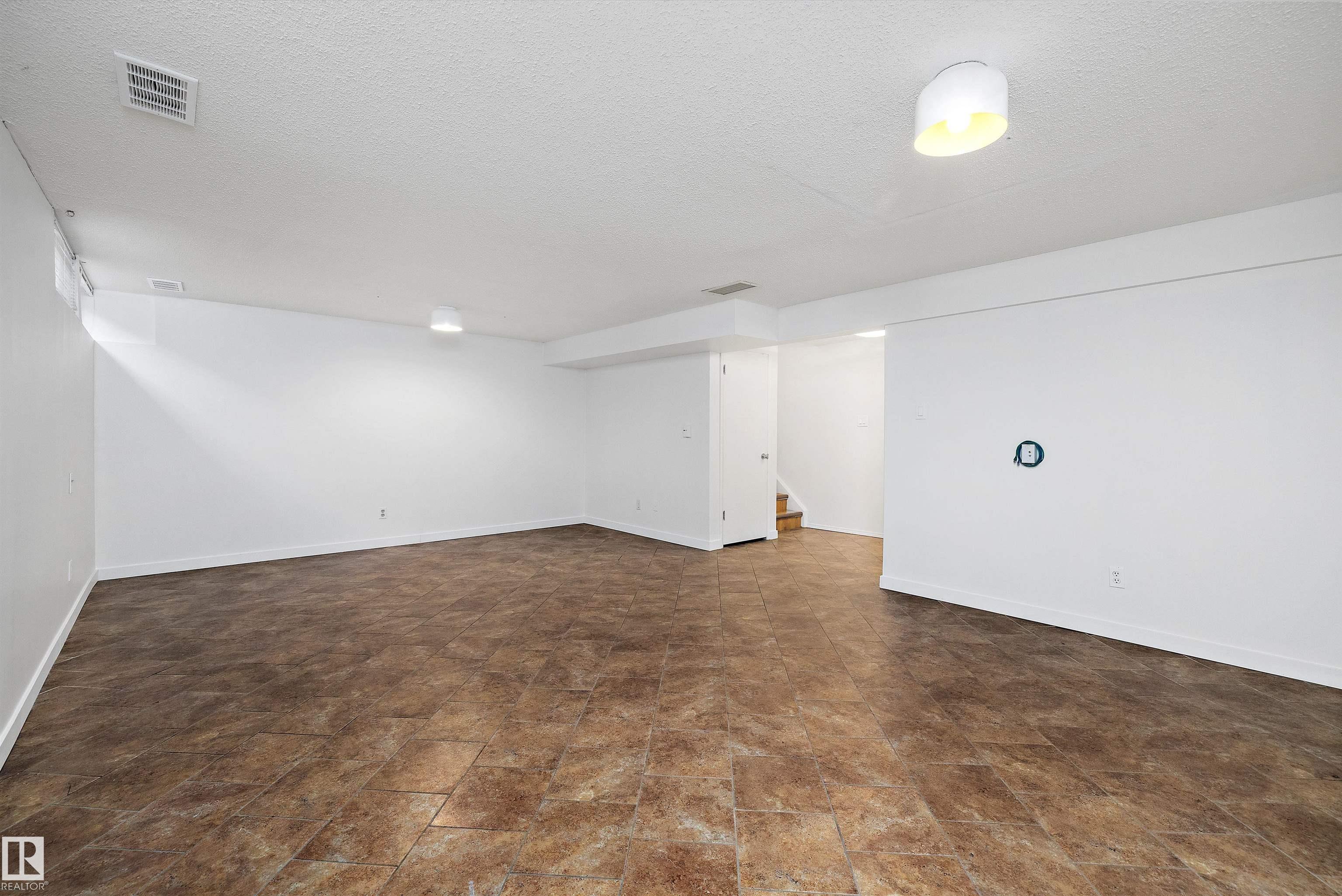 https://zimg.paragon.ice.com/ParagonImages/Property/PM/RAE/225393687/44/0/0/ce0bbc8126b69c5536b2d45edee21e92/1/99ecab9cc5587d276d94f322315e1ad4/225393687-15F79E2D-0460-49B2-94EE-BCC81975D5E5.JPG