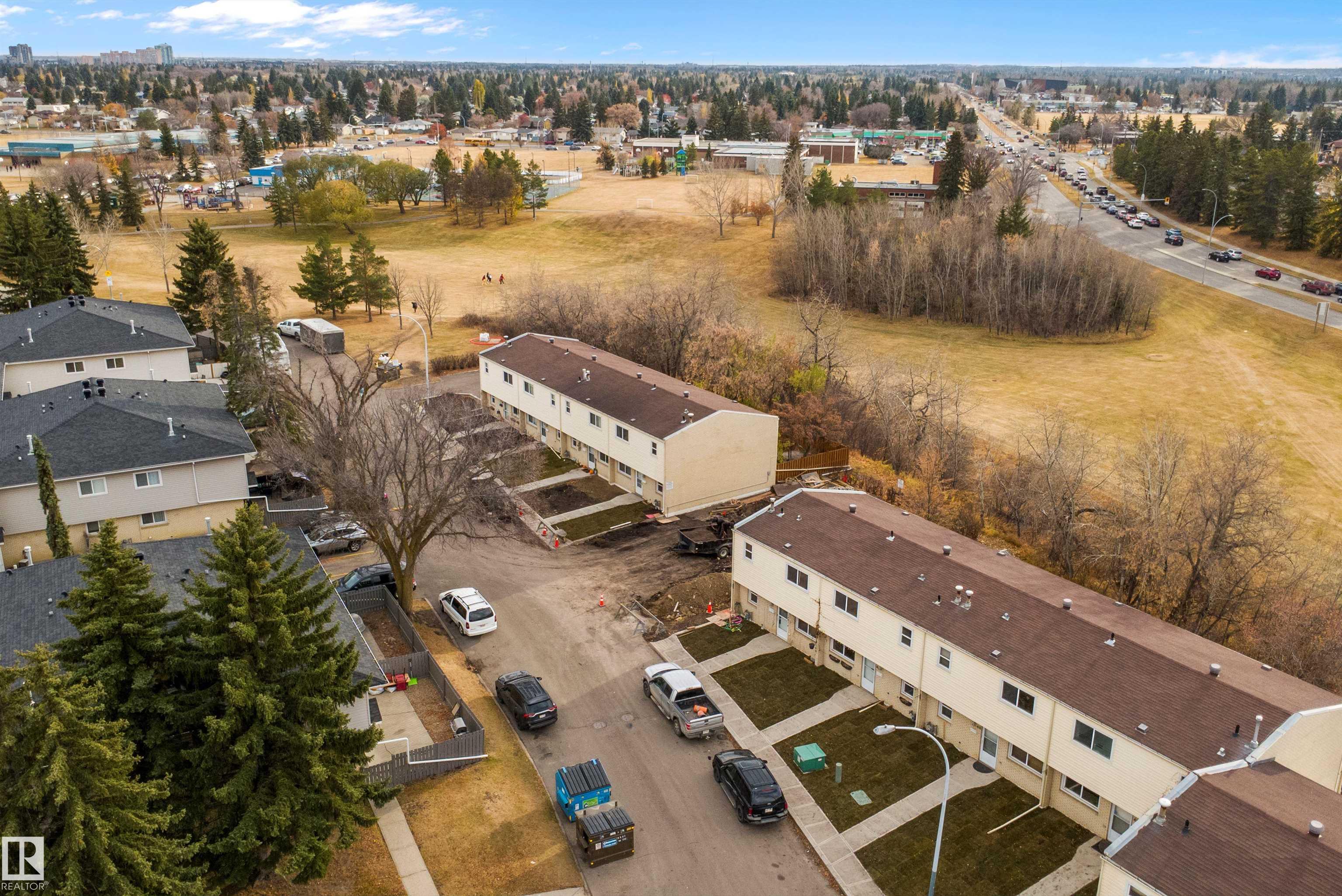 https://zimg.paragon.ice.com/ParagonImages/Property/PM/RAE/225393687/51/0/0/ed1afbc8d0c44a8c277dddc97ac690d2/1/99ecab9cc5587d276d94f322315e1ad4/225393687-6F642E53-1048-4233-A767-CE04F145C441.JPG