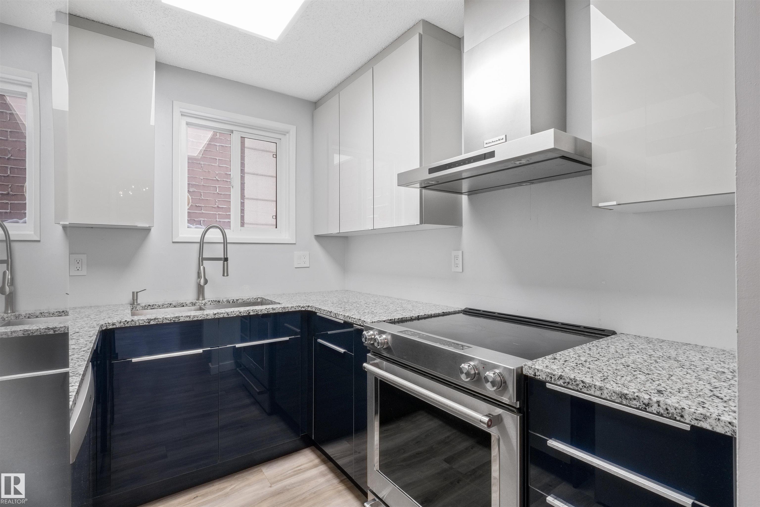 Photo 6 at 13 - 10032 113 Street NW, Wîhkwêntôwin, Edmonton