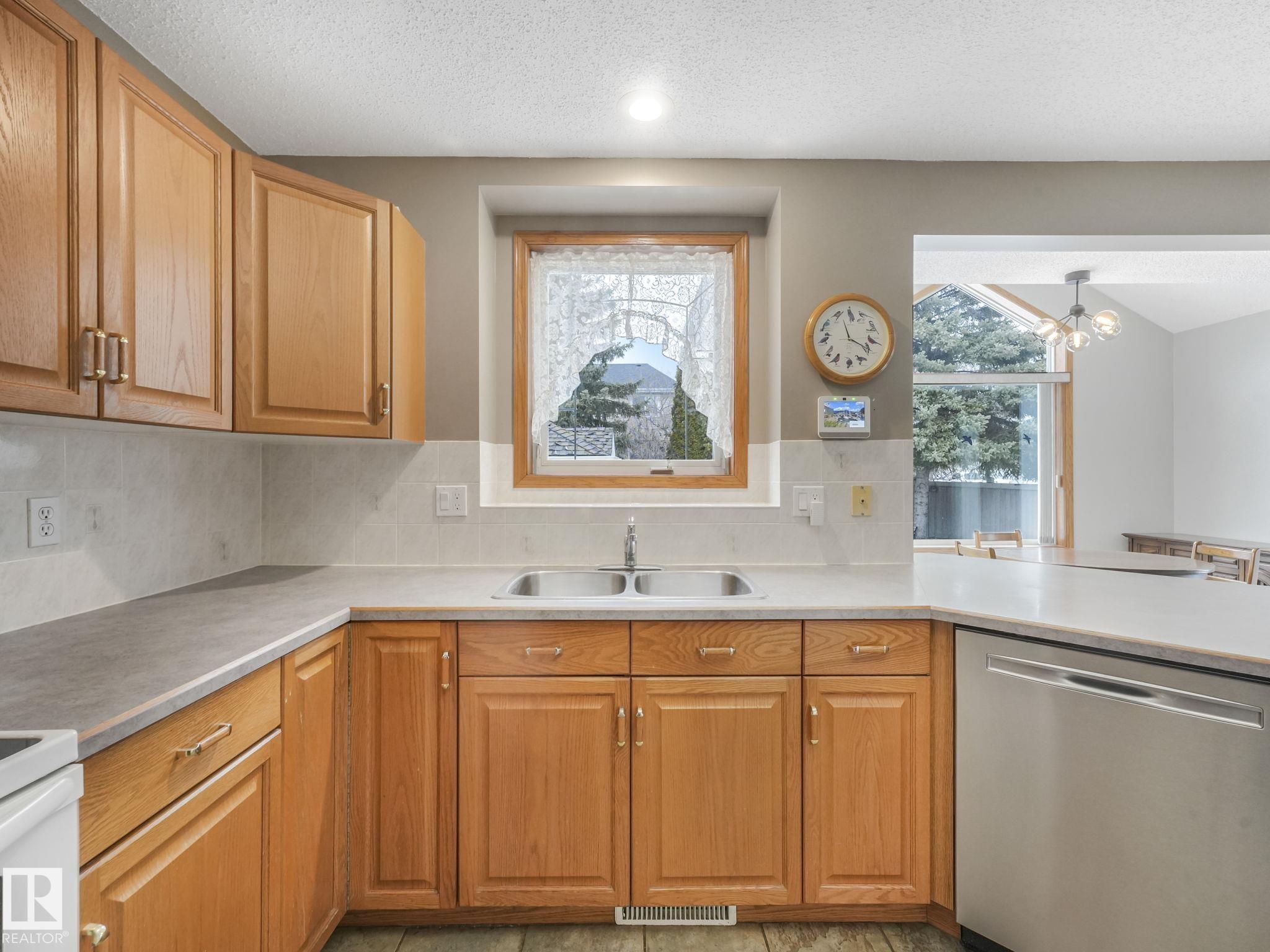 https://zimg.paragon.ice.com/ParagonImages/Property/PM/RAE/225394078/6/0/0/c3b7b236cbcb8a9dfcded2d732a15931/1/11921e81bb3f074536a236b0a993da14/225394078-39af65ce-24b6-40eb-88d2-09e3e9cc625c.JPG