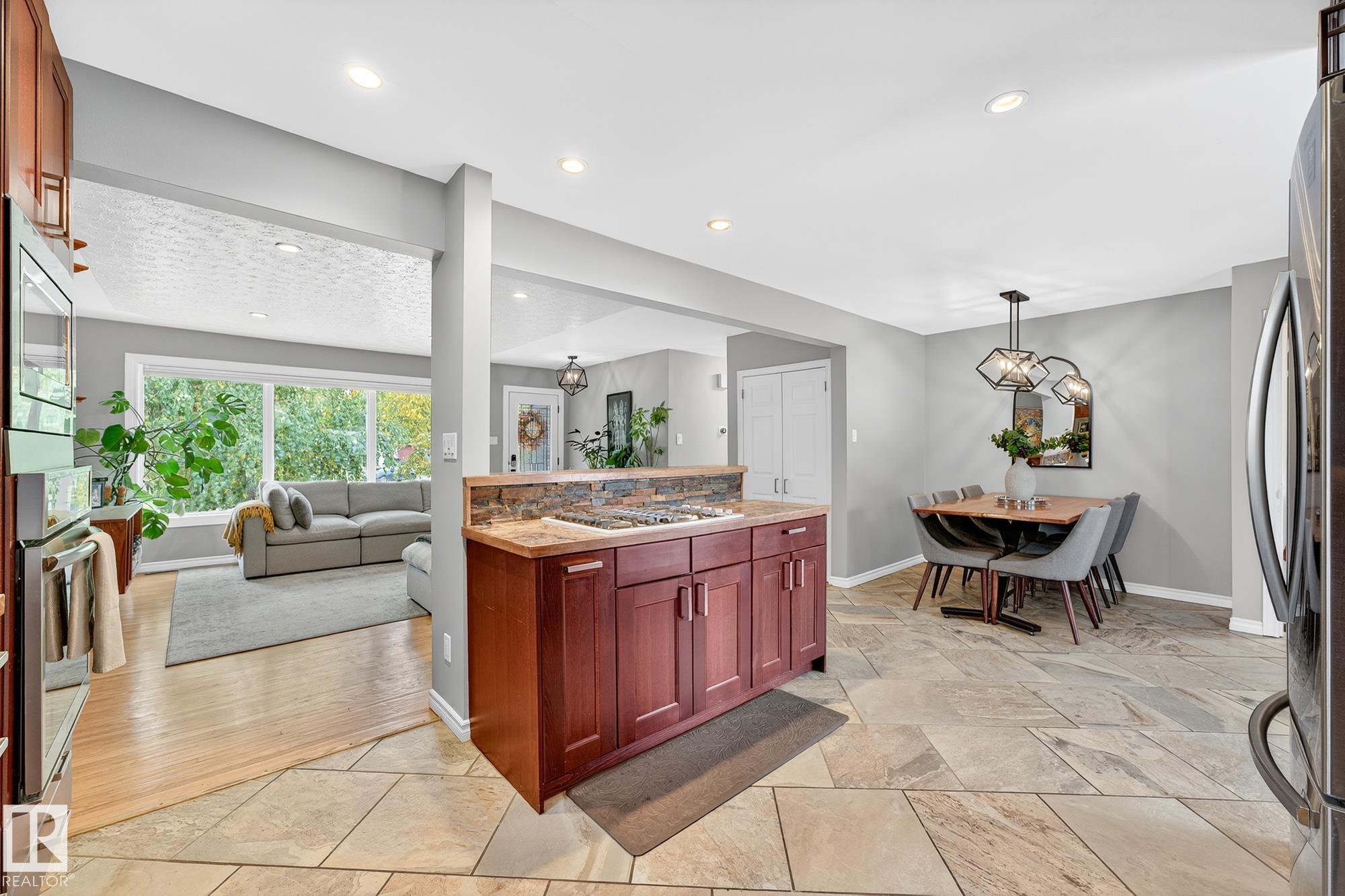 Photo 12 at 15701 92a Avenue NW, Meadowlark Park, Edmonton