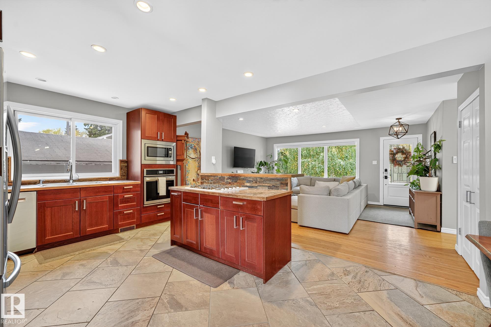 Photo 13 at 15701 92a Avenue NW, Meadowlark Park, Edmonton