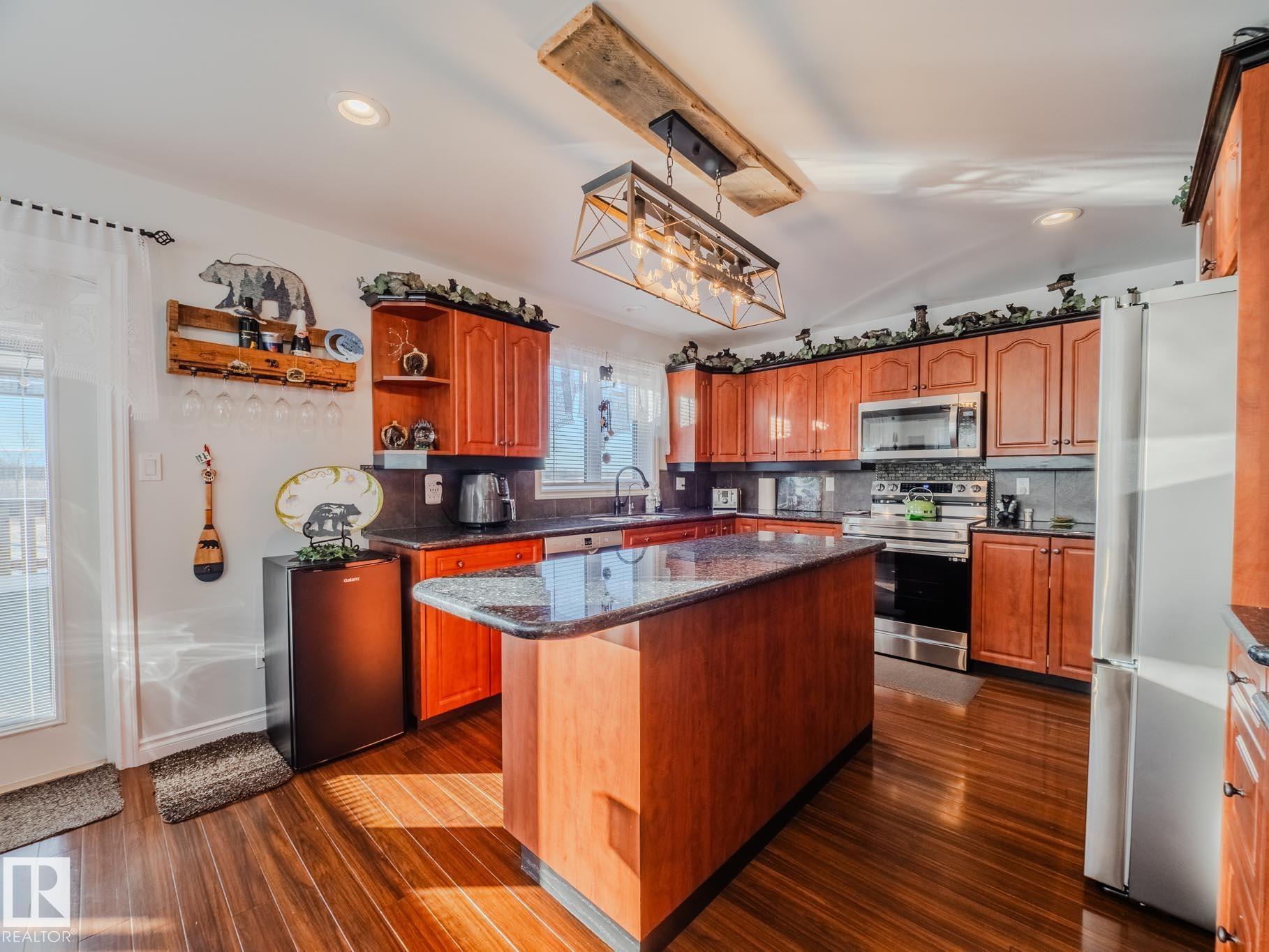 Photo 13 at 50 - 50150 Rge Rd 232, Twin Peaks Ranch Estates, Rural Leduc County