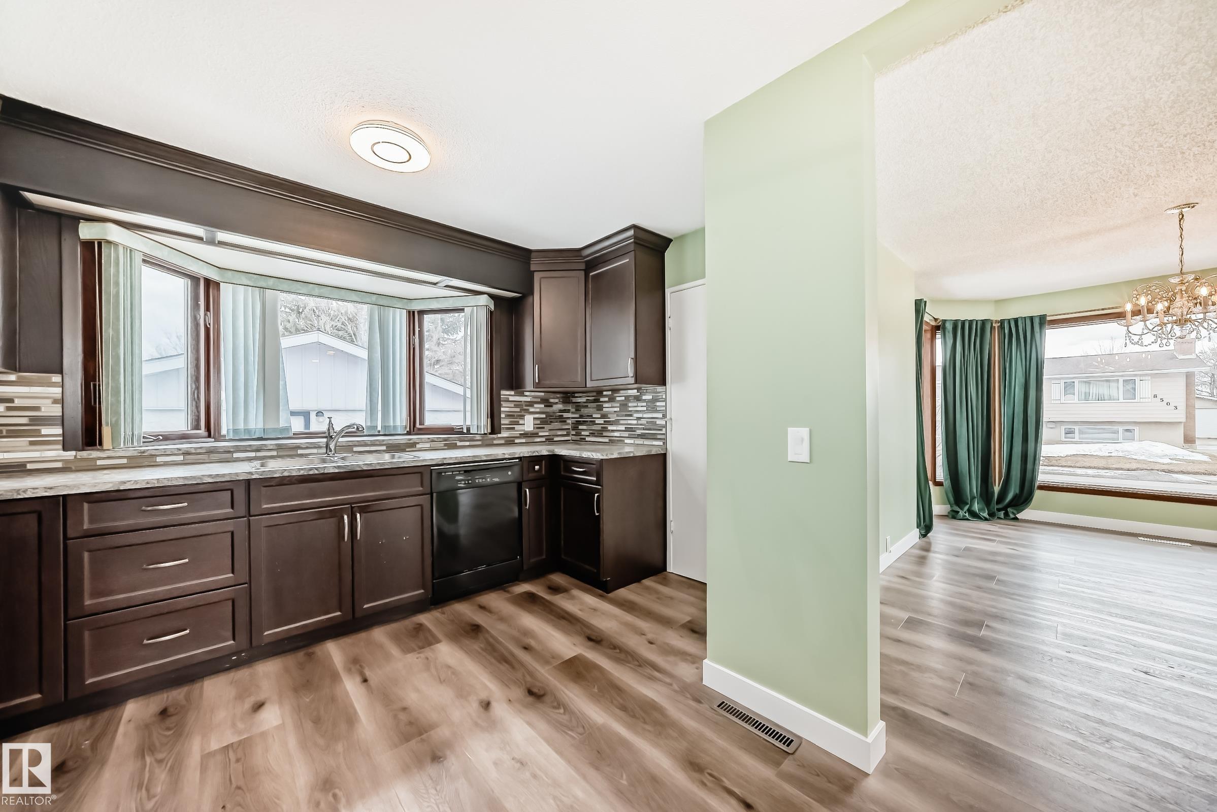 https://zimg.paragon.ice.com/ParagonImages/Property/PM/RAE/225394331/6/0/0/b770fc1f1405c923ab41c895b925806c/1/f1f13630763dbb61db48d25153188f0a/225394331-b79b6243-5e20-4578-924a-91ebea6f734a.JPG