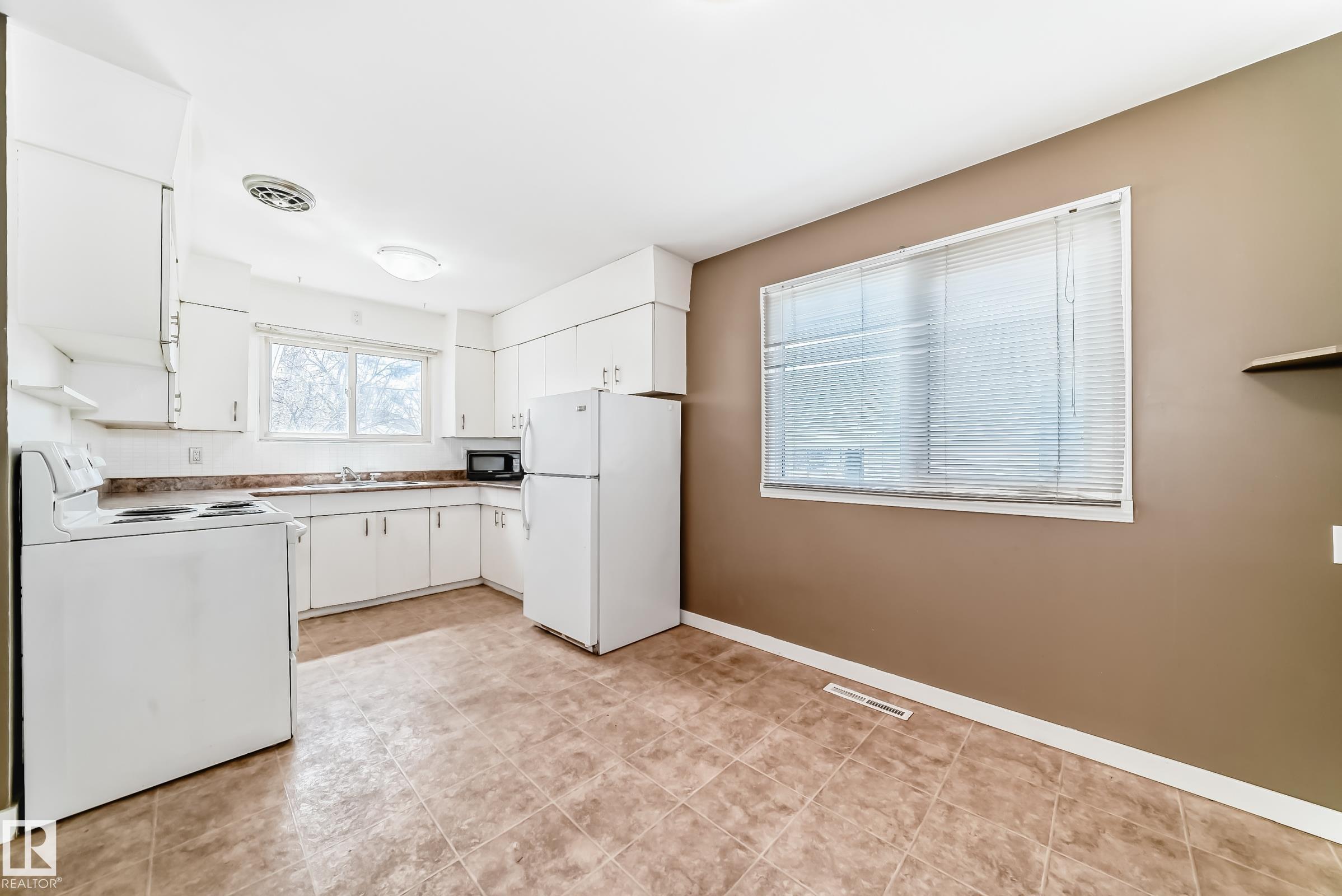 https://zimg.paragon.ice.com/ParagonImages/Property/PM/RAE/225394632/12/0/0/85a9ead910d17f76dbcb9580d03c8f39/1/79ac6215936c1025589c7d6179116fd2/225394632-2247fcef-6e2d-4e8e-aa92-c17b5ce4213a.JPG