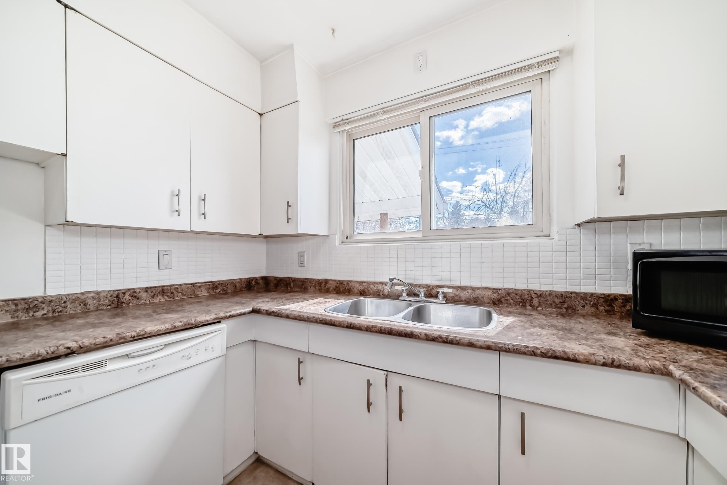 https://zimg.paragon.ice.com/ParagonImages/Property/PM/RAE/225394632/15/0/0/51a8945f90410ef5b7dccf93352bb328/1/79ac6215936c1025589c7d6179116fd2/225394632-bd28e198-a926-4b14-a738-94ba3f4bf85a.JPG