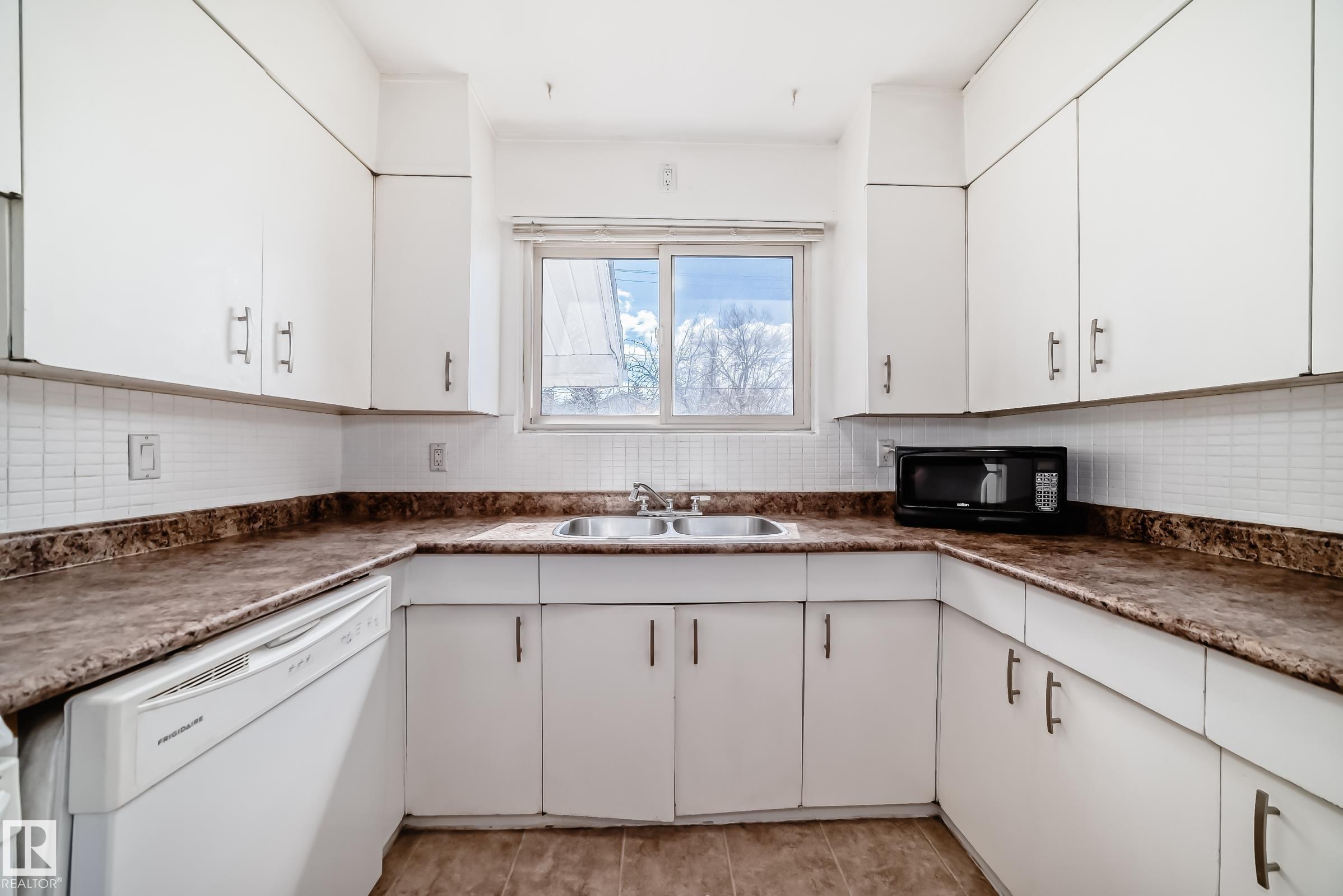 https://zimg.paragon.ice.com/ParagonImages/Property/PM/RAE/225394632/16/0/0/656ce5fbe5f186f763775e4cc921cfde/1/79ac6215936c1025589c7d6179116fd2/225394632-94d46dc1-d37a-4785-bba1-87d4554495d1.JPG
