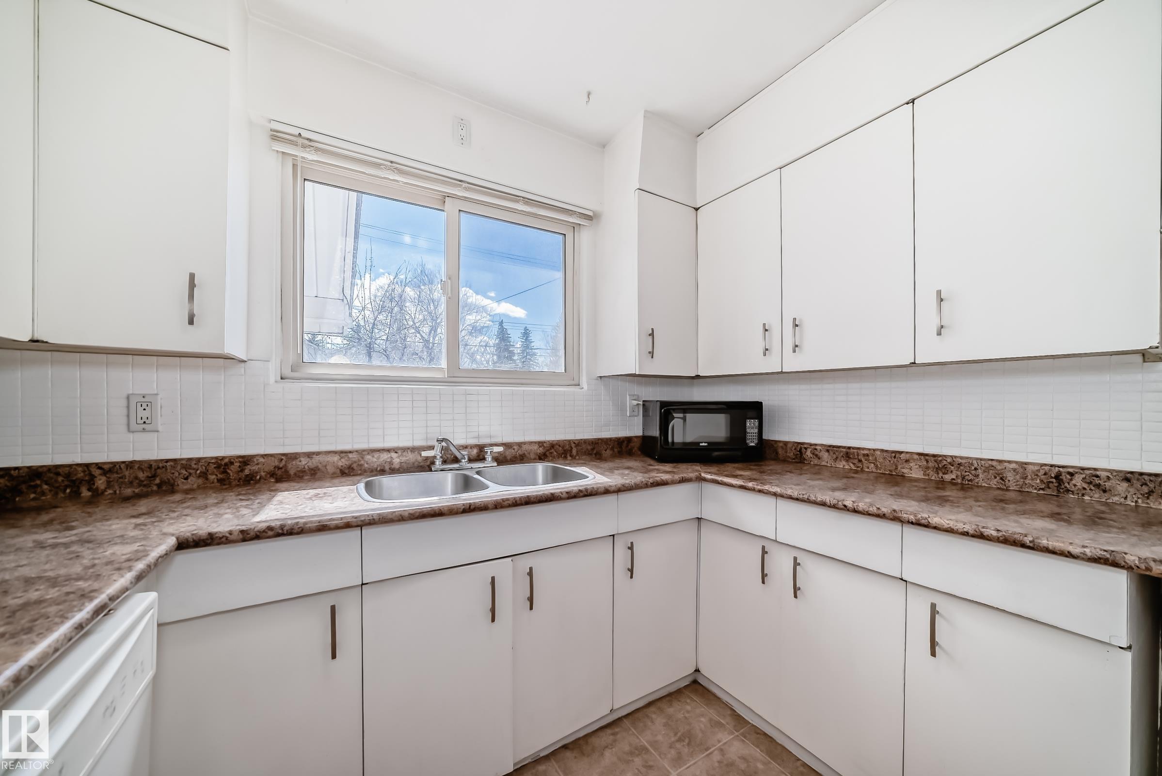 https://zimg.paragon.ice.com/ParagonImages/Property/PM/RAE/225394632/17/0/0/7b28734211f3c7845eaf05a86c94736a/1/79ac6215936c1025589c7d6179116fd2/225394632-23973c03-5b13-4980-9612-008380fda960.JPG