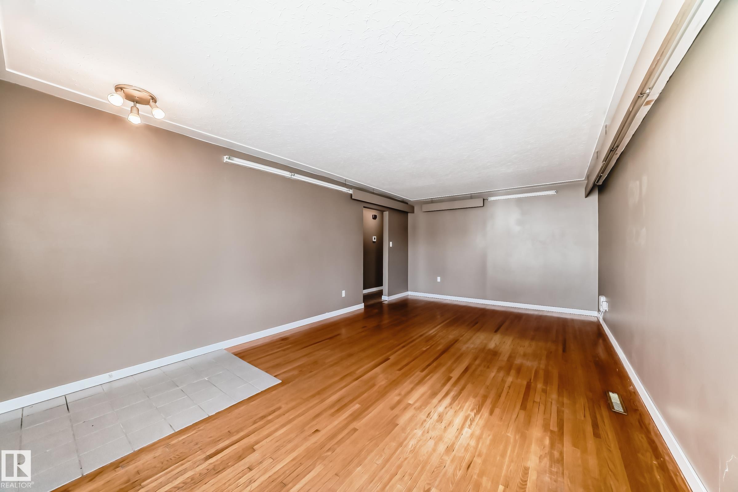 https://zimg.paragon.ice.com/ParagonImages/Property/PM/RAE/225394632/21/0/0/bf2be64074b28b7254a7a609155cf5de/1/79ac6215936c1025589c7d6179116fd2/225394632-00239ce2-552d-4d87-9644-1ff51fe89291.JPG