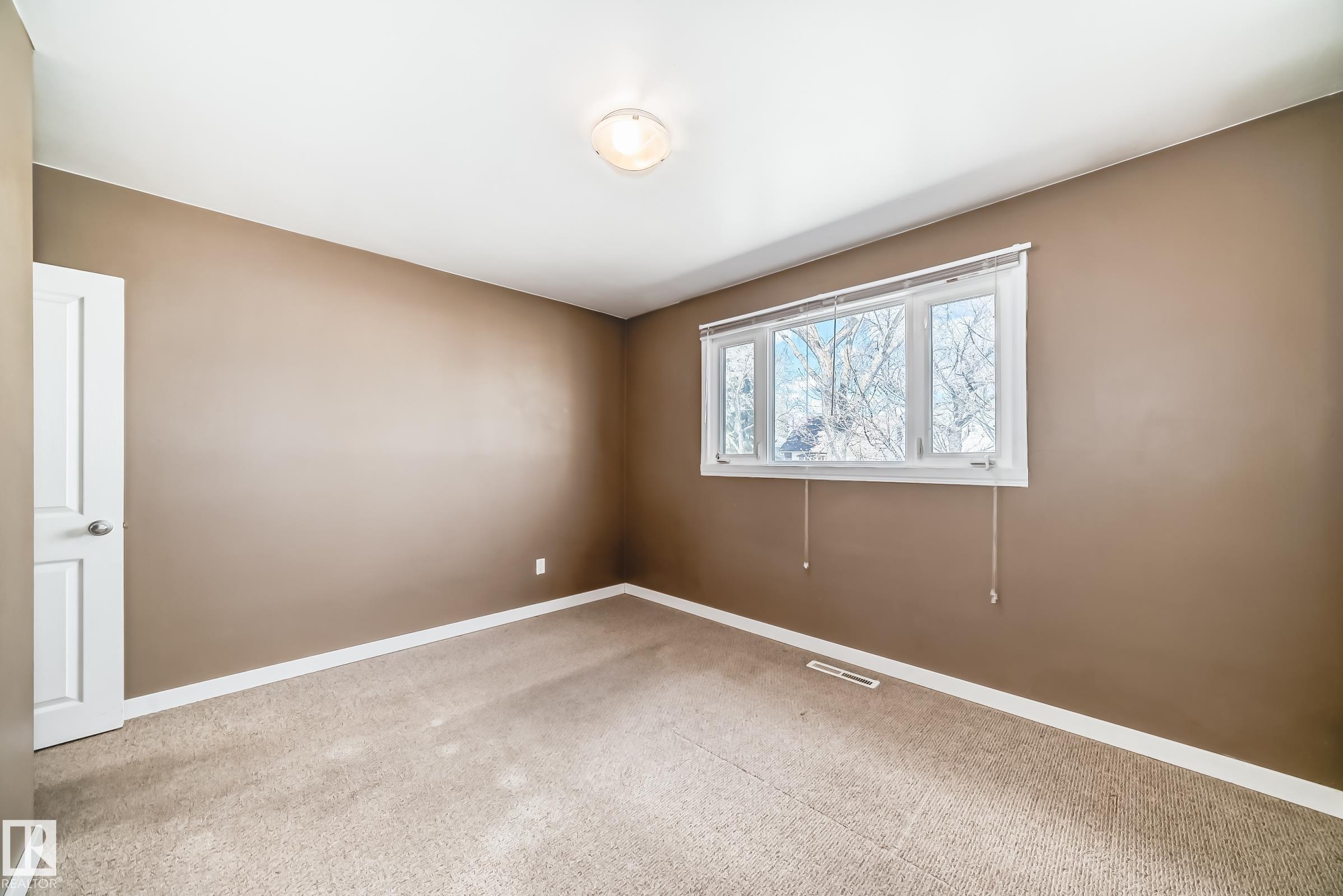https://zimg.paragon.ice.com/ParagonImages/Property/PM/RAE/225394632/22/0/0/f31f1c54866852f252bbef59db501001/1/79ac6215936c1025589c7d6179116fd2/225394632-50b6c851-c998-42dd-9f7d-3726fae55953.JPG