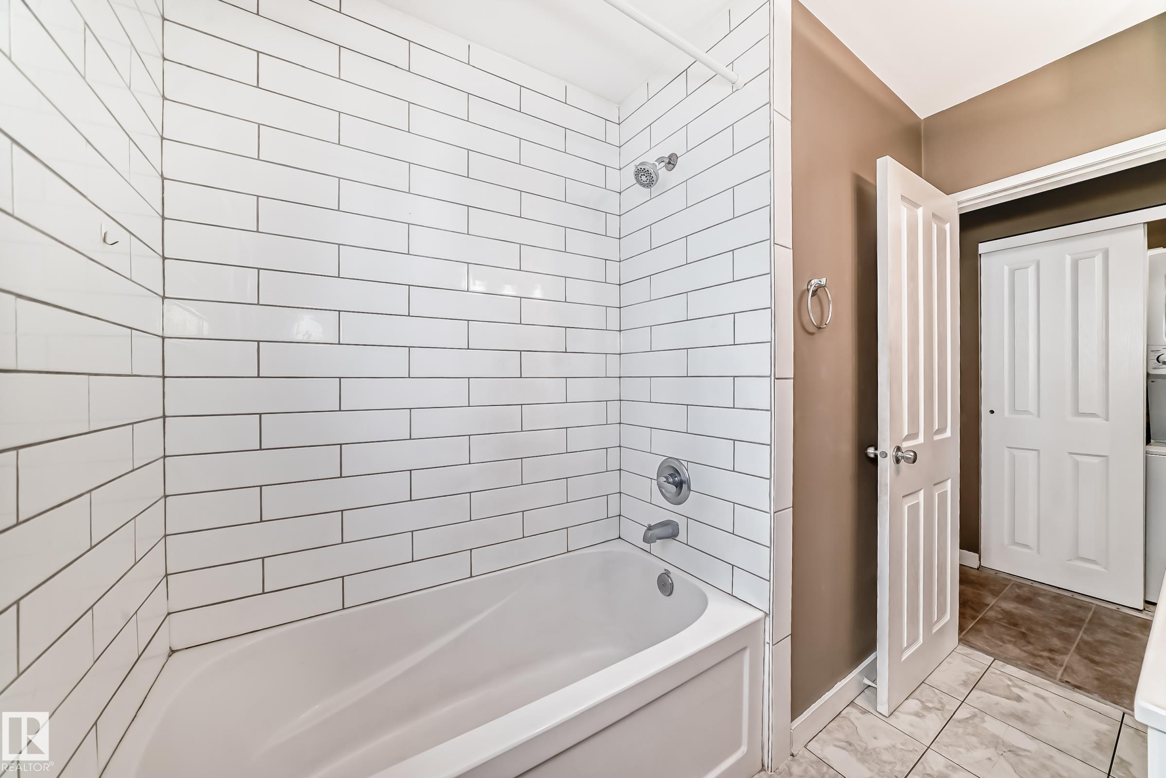 https://zimg.paragon.ice.com/ParagonImages/Property/PM/RAE/225394632/30/0/0/f83cf6f6f36a1f35ed2c785c1a190557/1/79ac6215936c1025589c7d6179116fd2/225394632-c46db857-f703-4b2d-ba0e-7f9d56105530.JPG