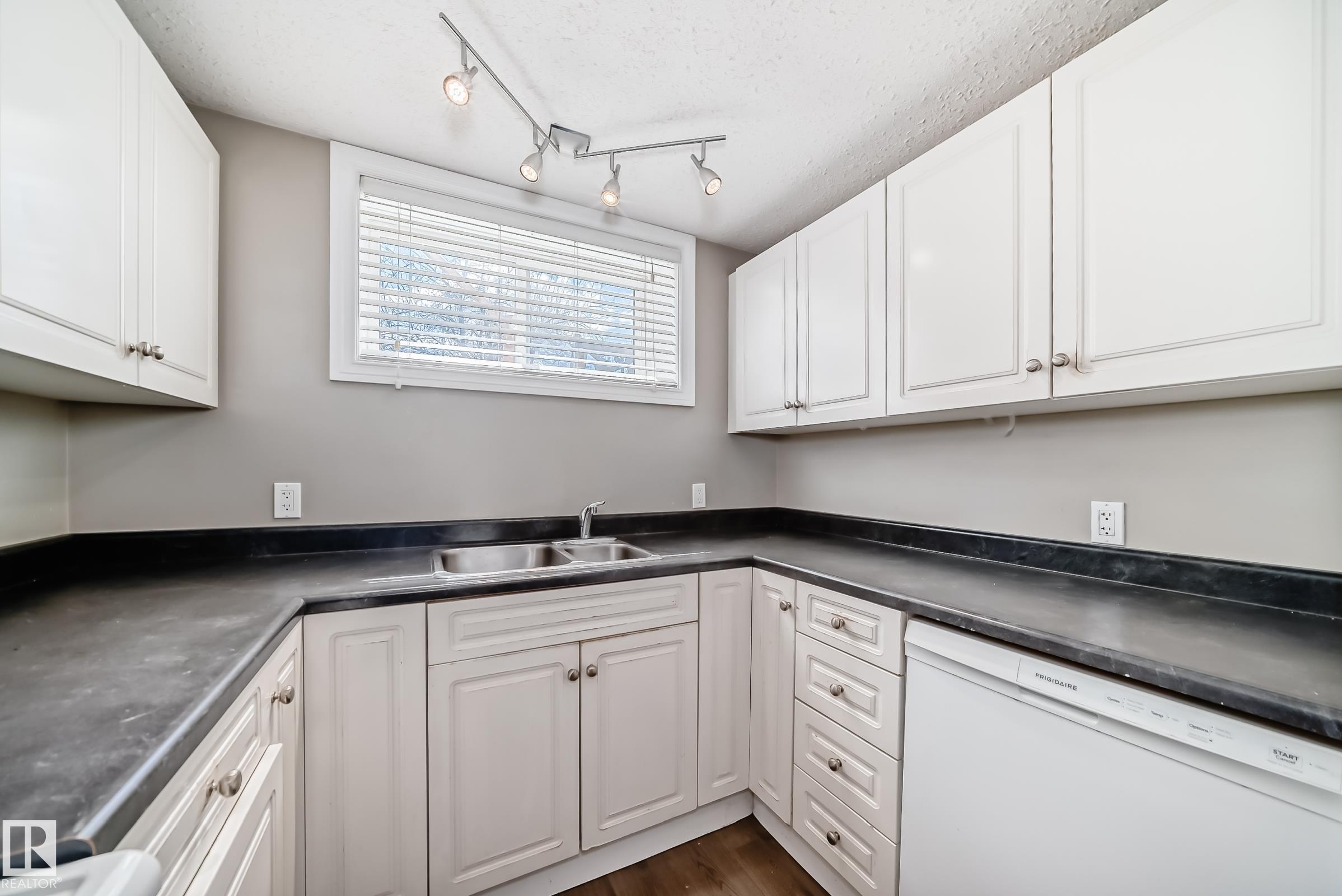 https://zimg.paragon.ice.com/ParagonImages/Property/PM/RAE/225394632/41/0/0/858b6abba0285ac303f99a32db559a37/1/79ac6215936c1025589c7d6179116fd2/225394632-b68736a5-1056-4f33-acbb-6ed9574bb884.JPG