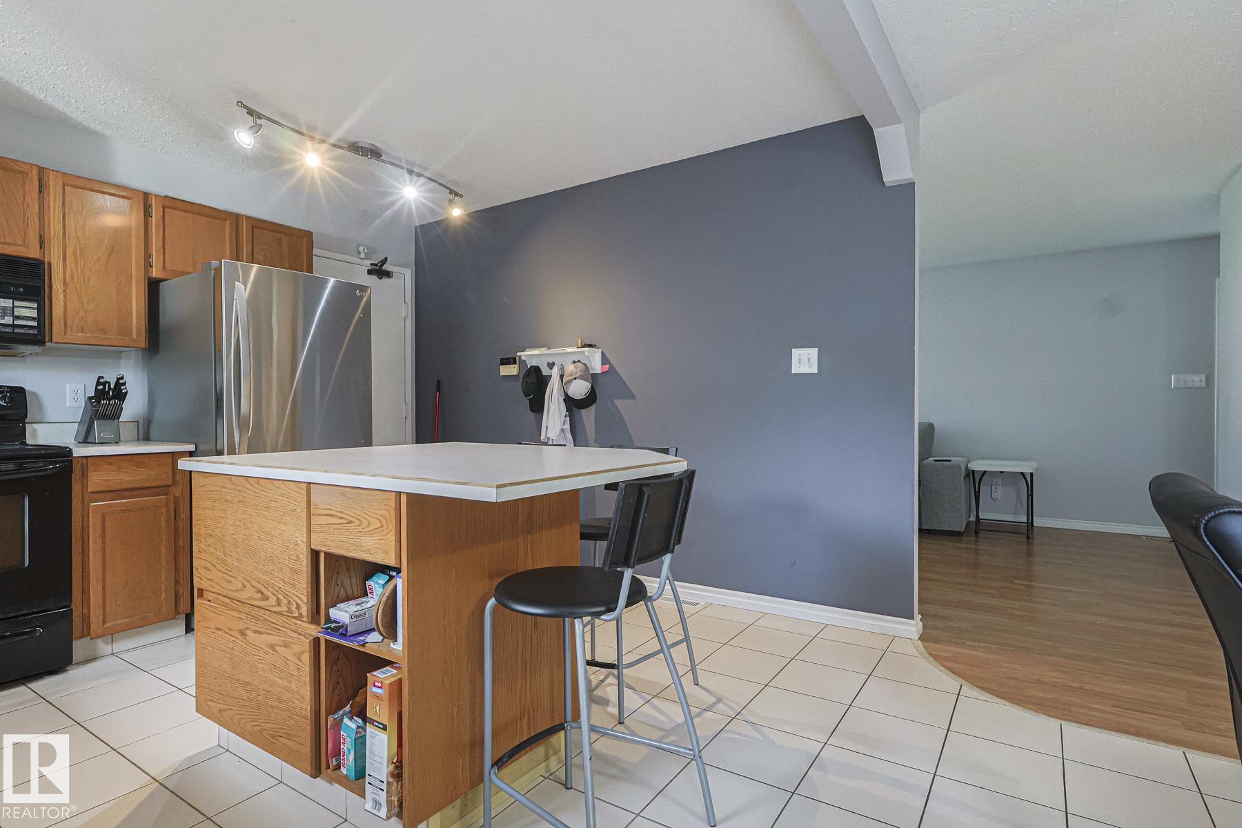 Photo 10 at 10439 16 Avenue NW, Bearspaw, Edmonton