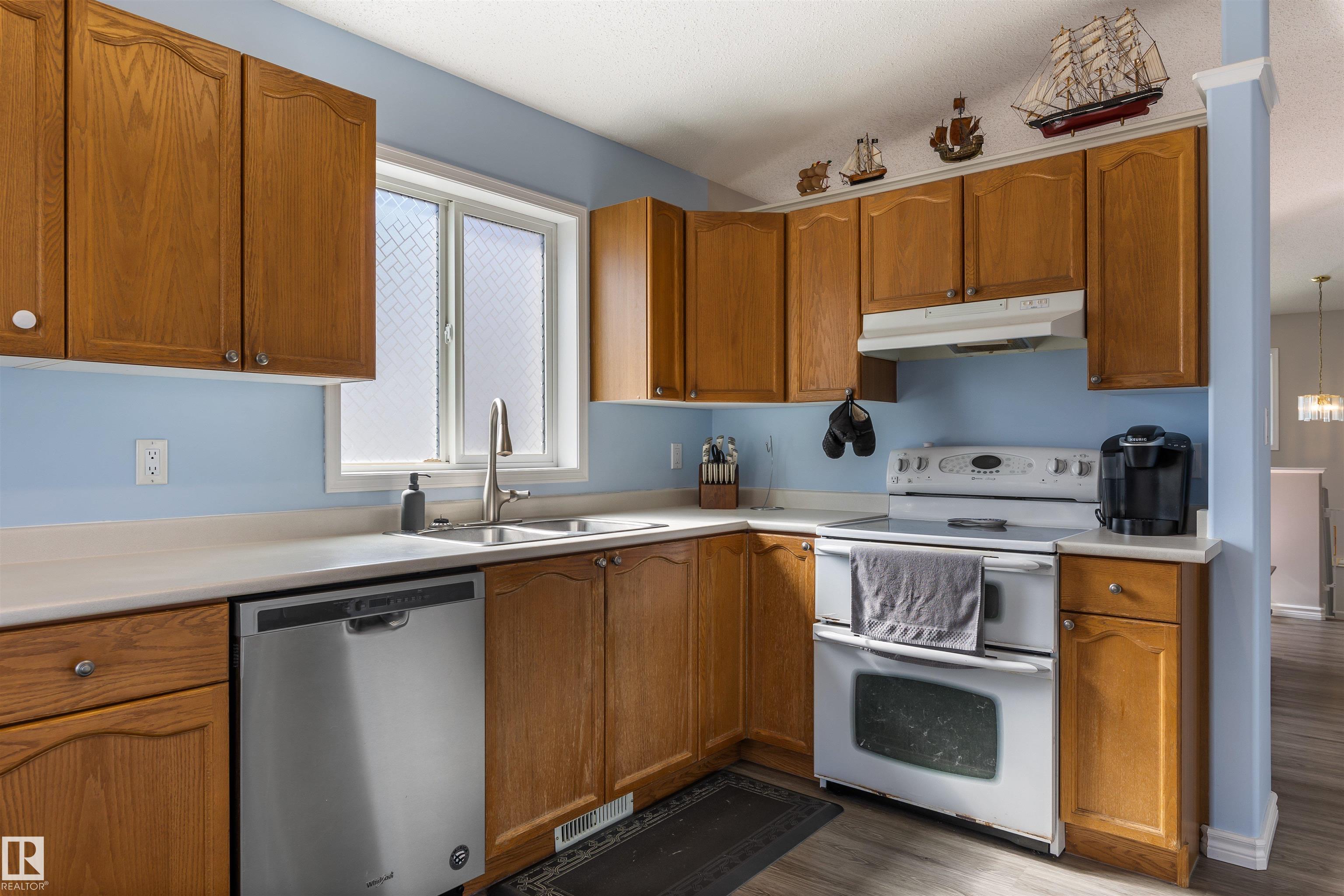 Photo 9 at 21 Dubonnet Way, Deer Ridge, St. Albert