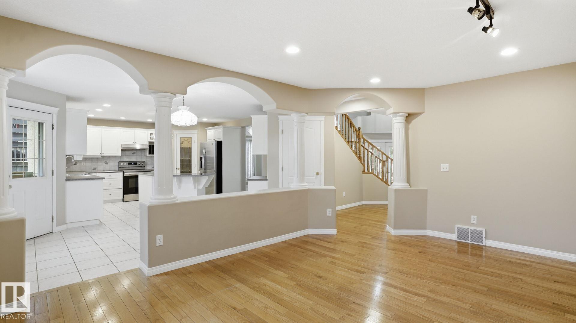 Photo 11 at 1007 Ormsby Crescent NW, Ormsby Place, Edmonton