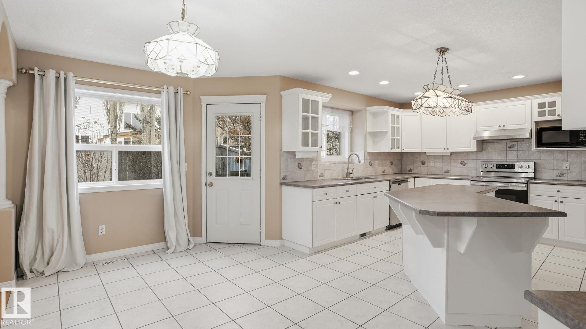 Photo 14 at 1007 Ormsby Crescent NW, Ormsby Place, Edmonton