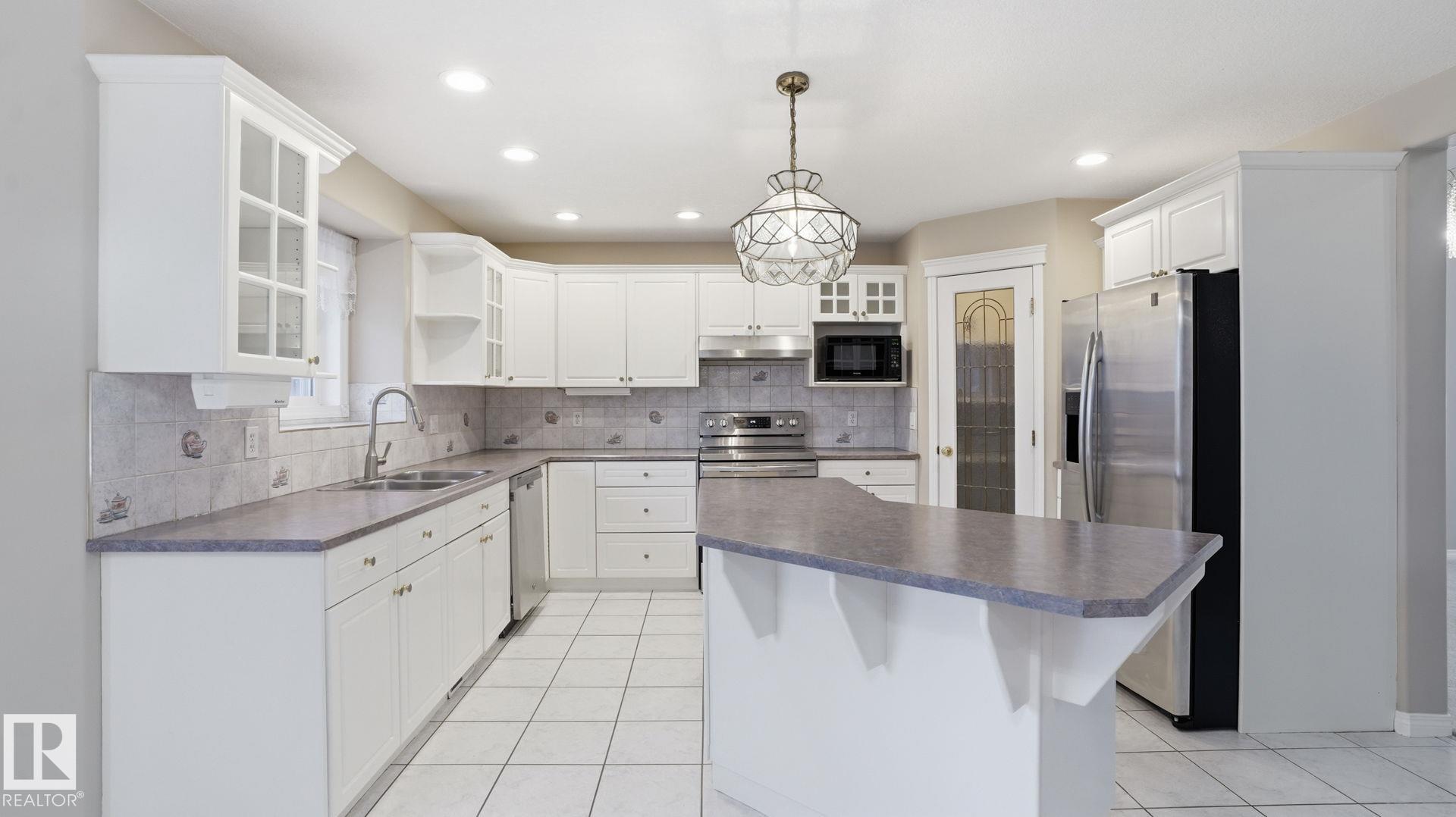 Photo 15 at 1007 Ormsby Crescent NW, Ormsby Place, Edmonton