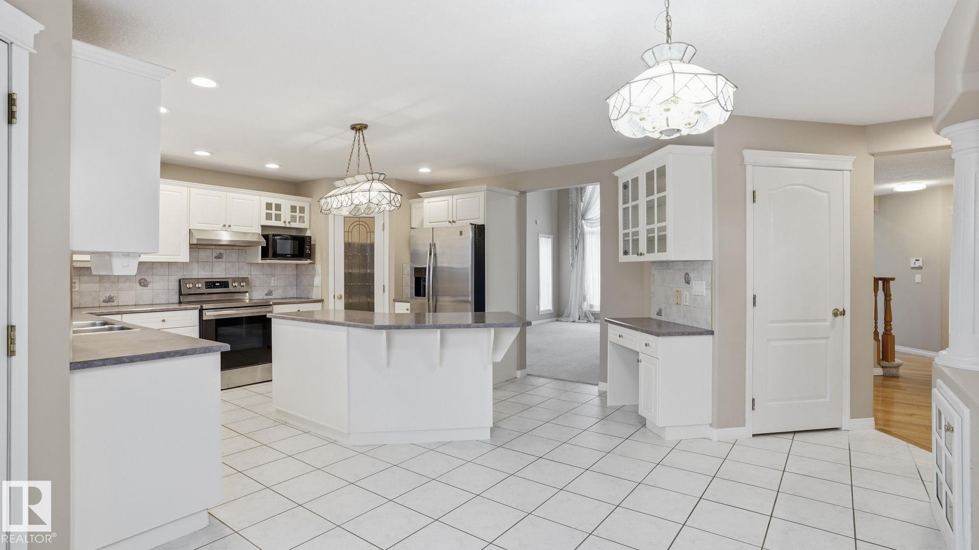 Photo 16 at 1007 Ormsby Crescent NW, Ormsby Place, Edmonton