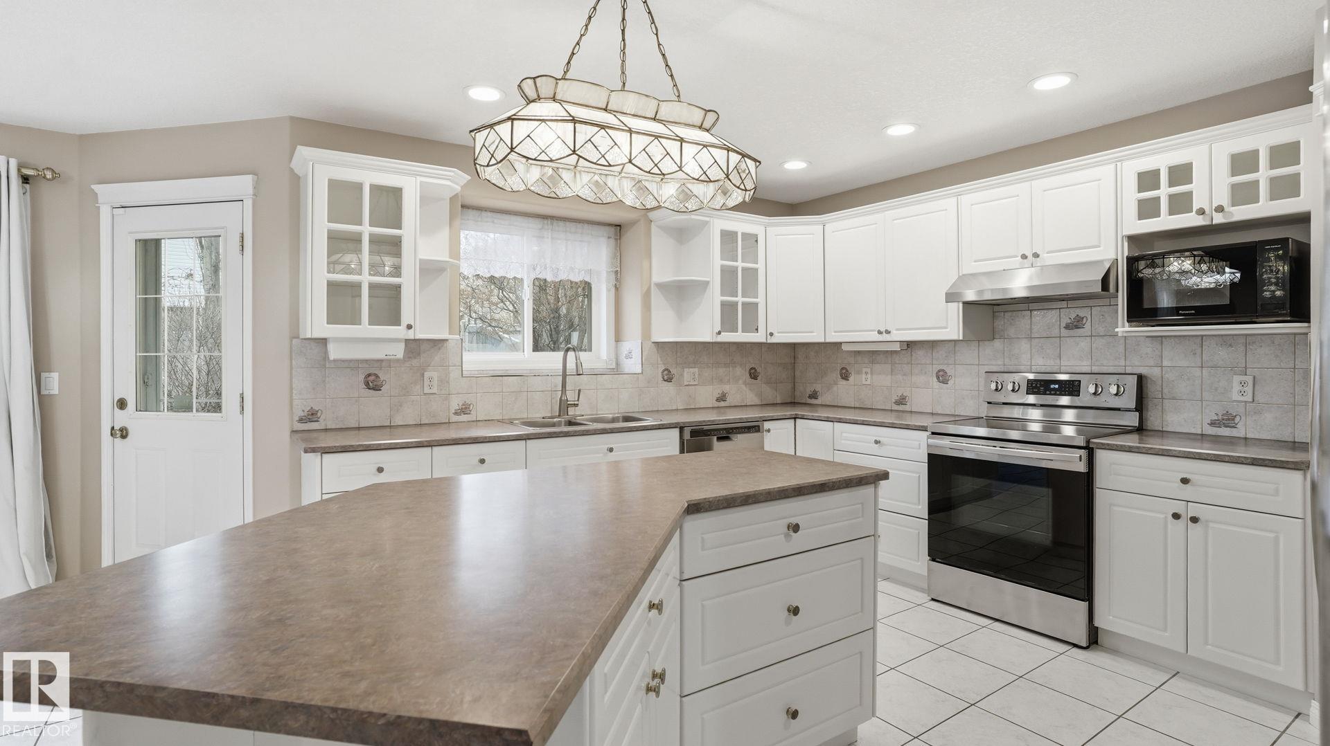 Photo 20 at 1007 Ormsby Crescent NW, Ormsby Place, Edmonton