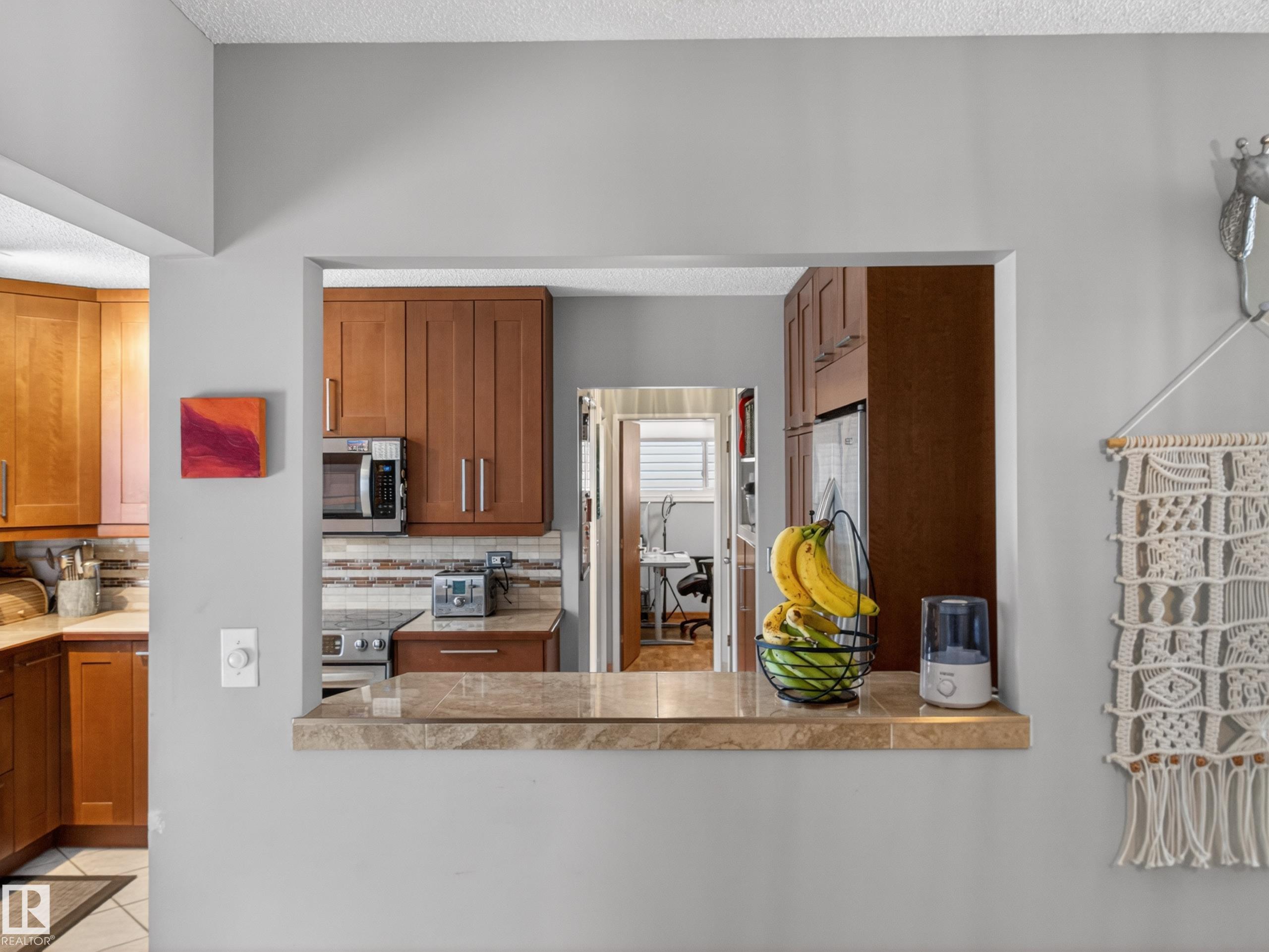 Photo 12 at 9310 165 Street NW, West Meadowlark Park, Edmonton