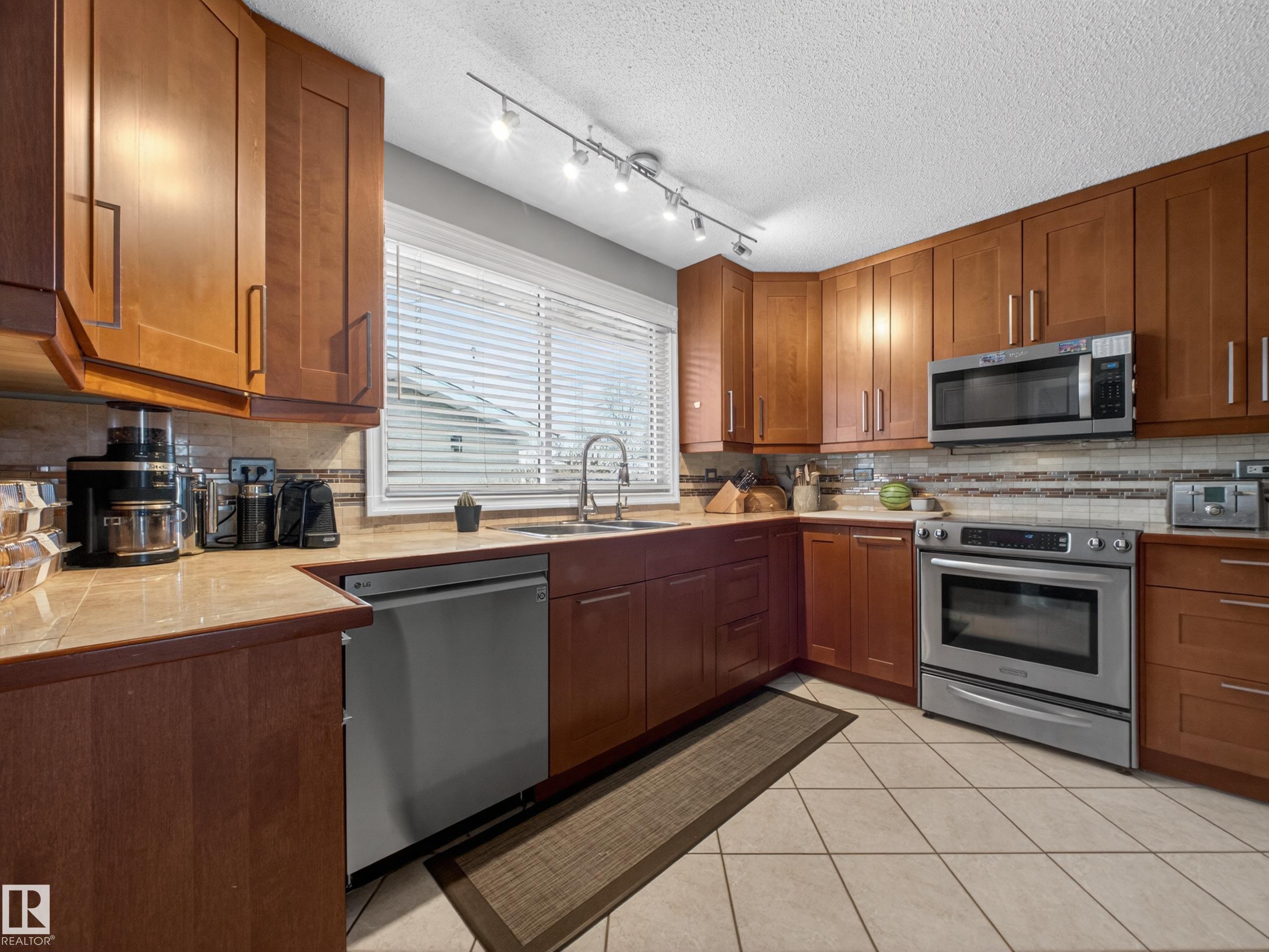 Photo 14 at 9310 165 Street NW, West Meadowlark Park, Edmonton
