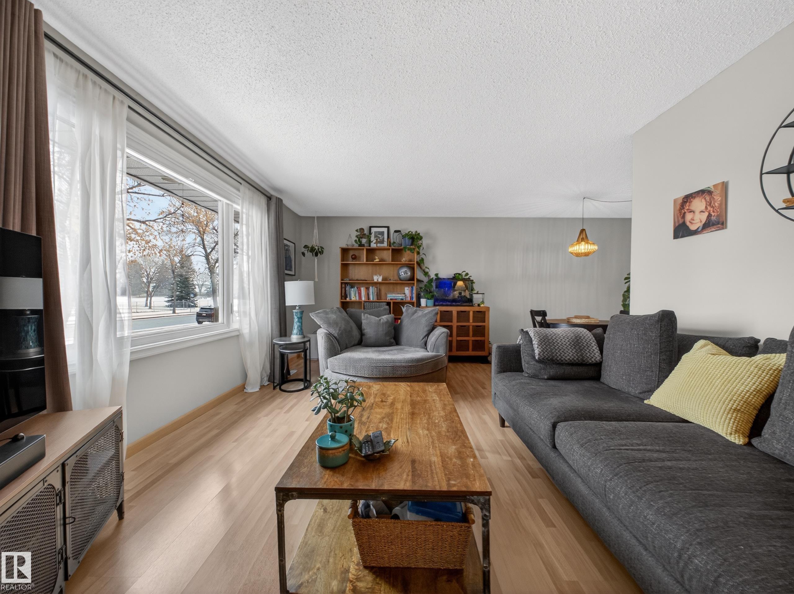 Photo 3 at 9310 165 Street NW, West Meadowlark Park, Edmonton