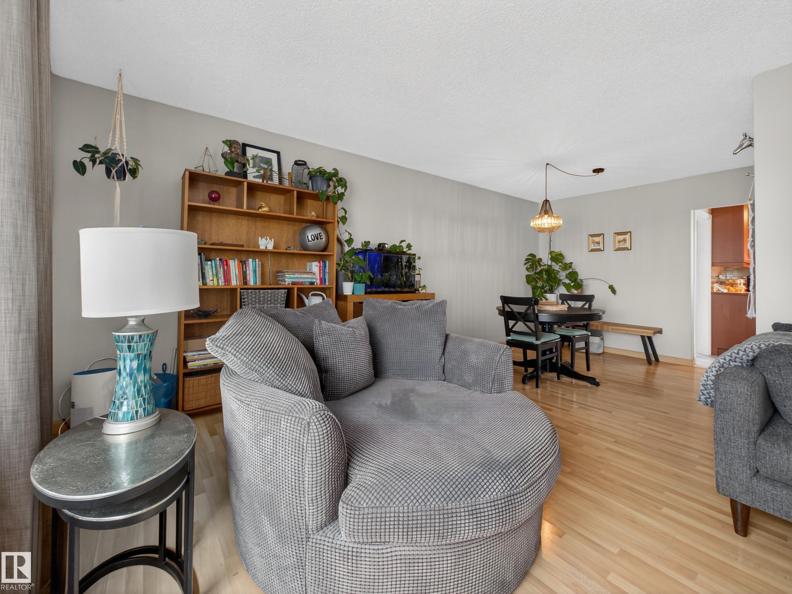 Photo 5 at 9310 165 Street NW, West Meadowlark Park, Edmonton