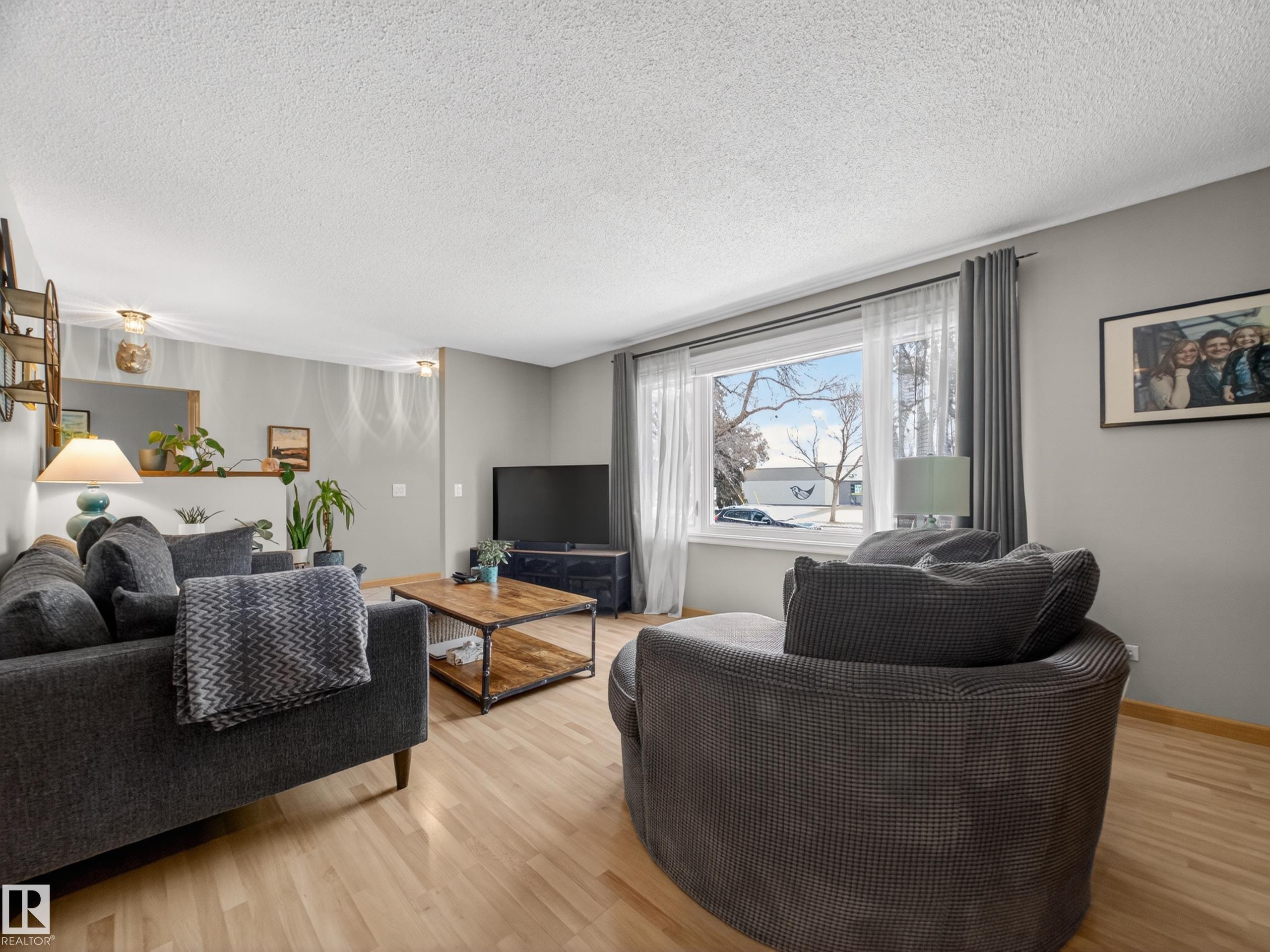 Photo 7 at 9310 165 Street NW, West Meadowlark Park, Edmonton