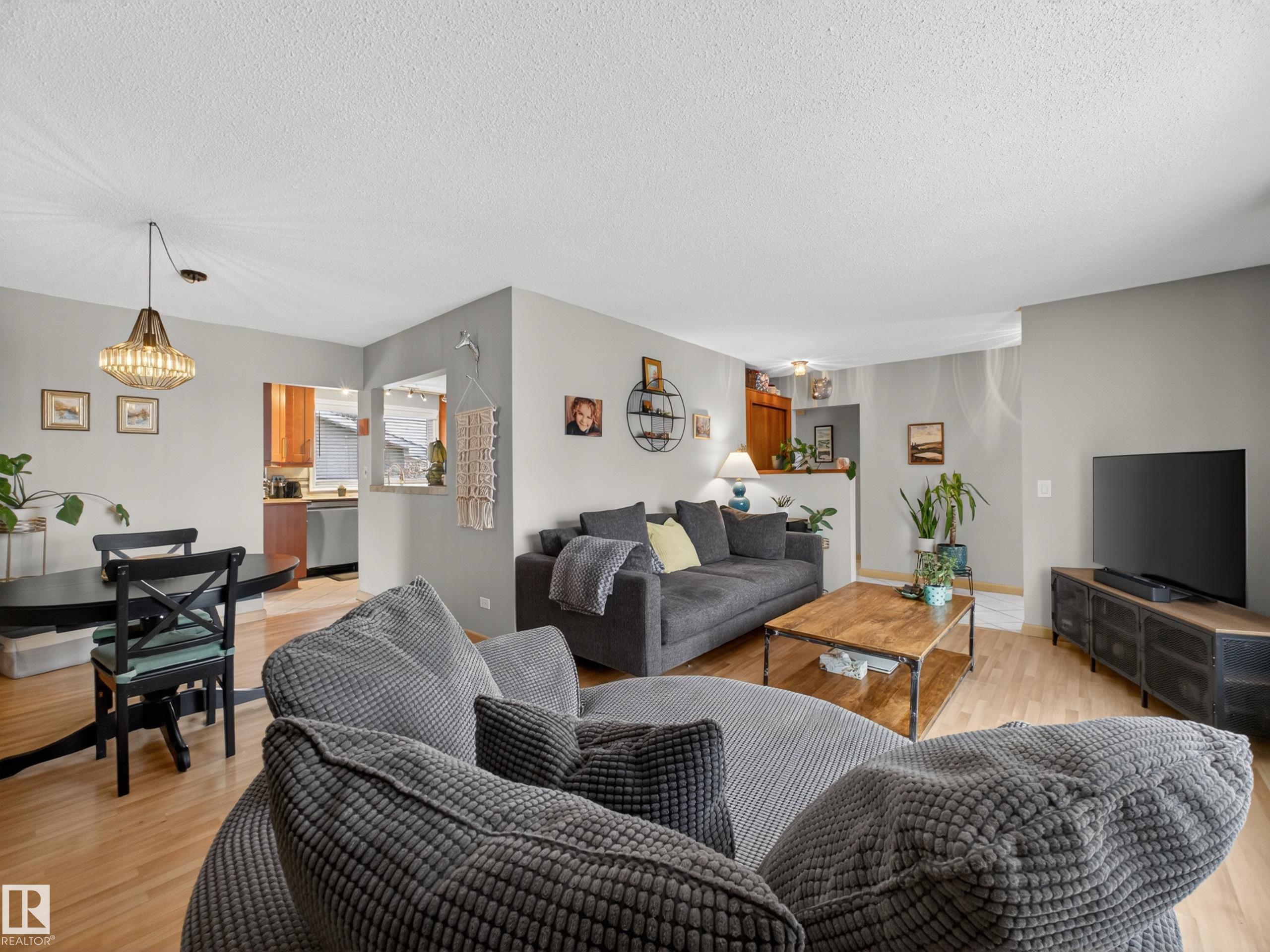 Photo 8 at 9310 165 Street NW, West Meadowlark Park, Edmonton