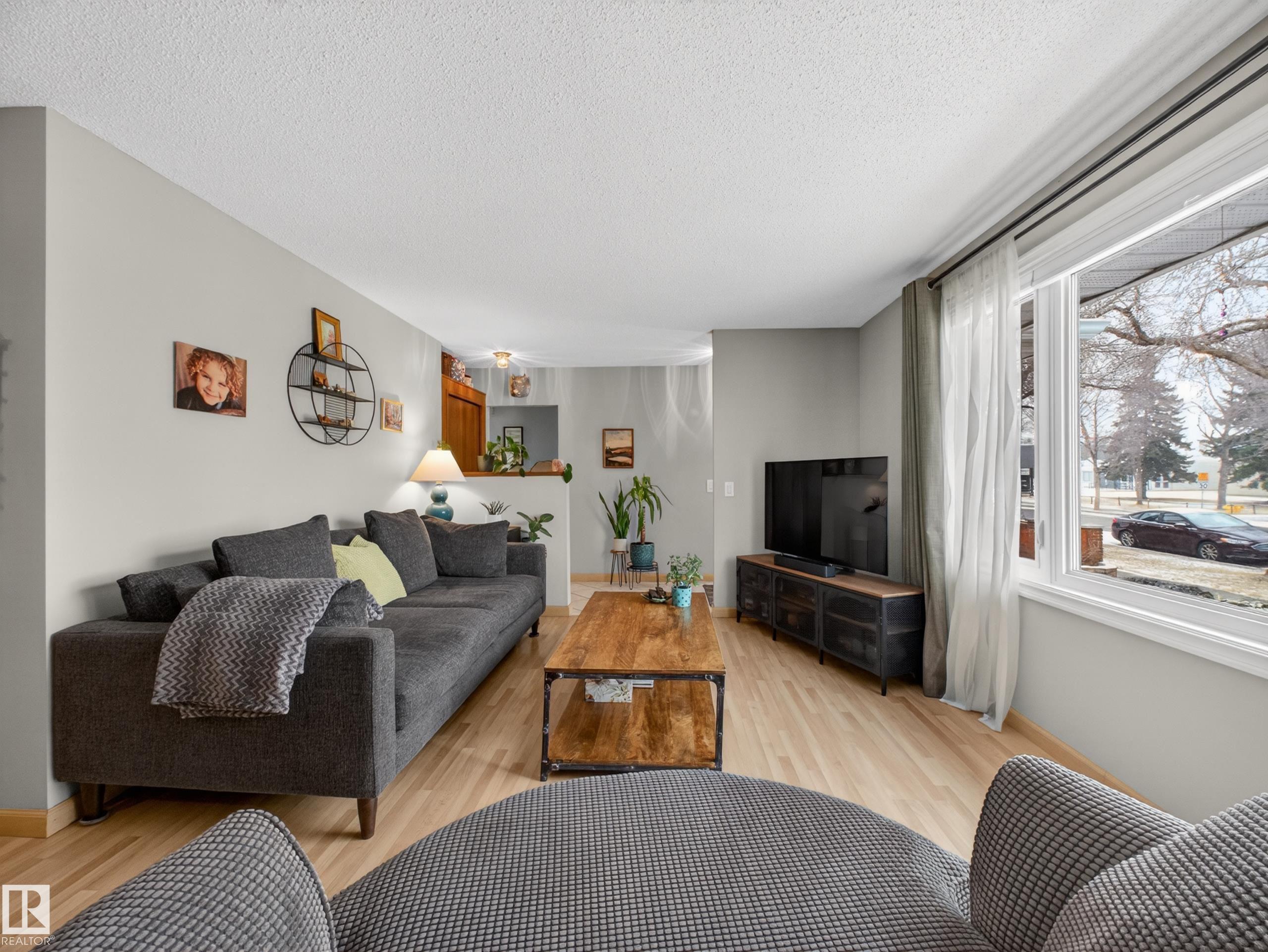 Photo 9 at 9310 165 Street NW, West Meadowlark Park, Edmonton