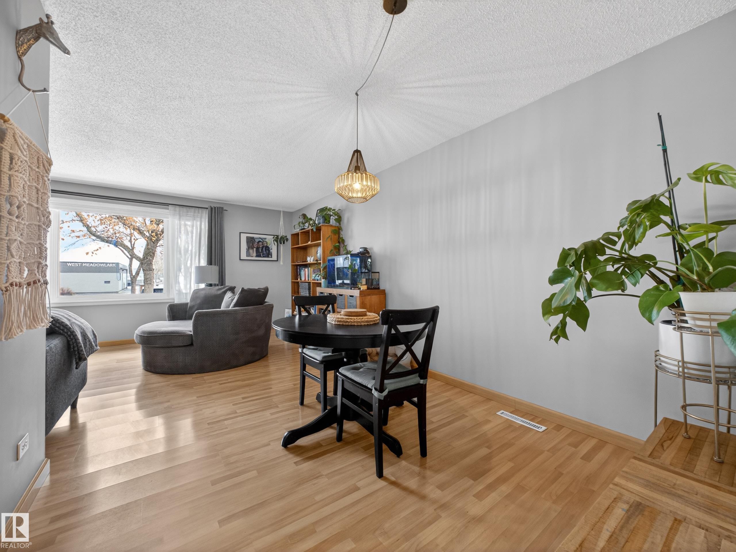 Photo 10 at 9310 165 Street NW, West Meadowlark Park, Edmonton