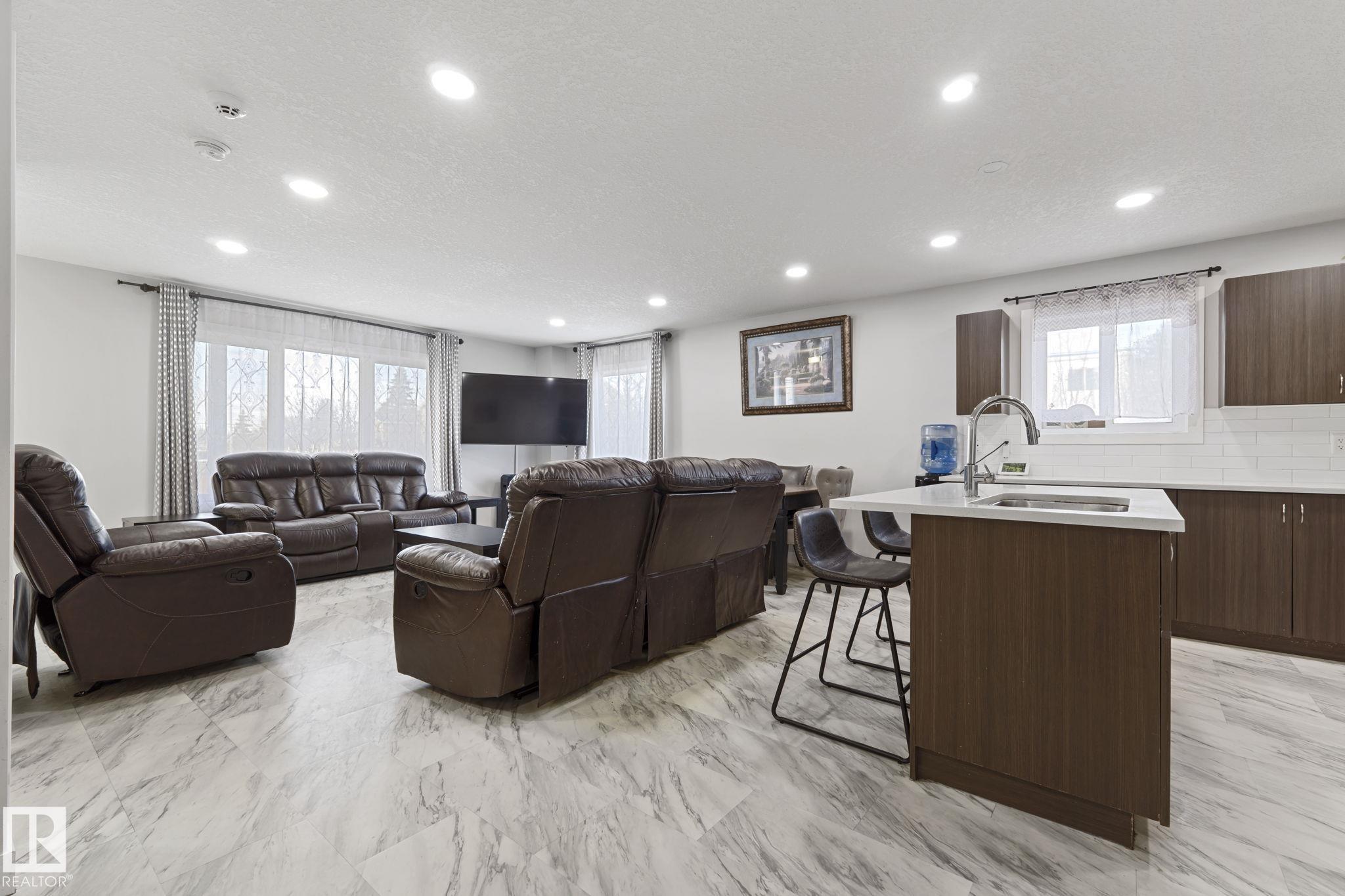 https://zimg.paragon.ice.com/ParagonImages/Property/PM/RAE/225395609/11/0/0/c8a6544e99d123f67680c282952ece6e/1/8a8a495ab91e2980d258ebfe04ffeac7/225395609-79824965-3CC5-4CF0-8907-A48B4350CE00.JPG