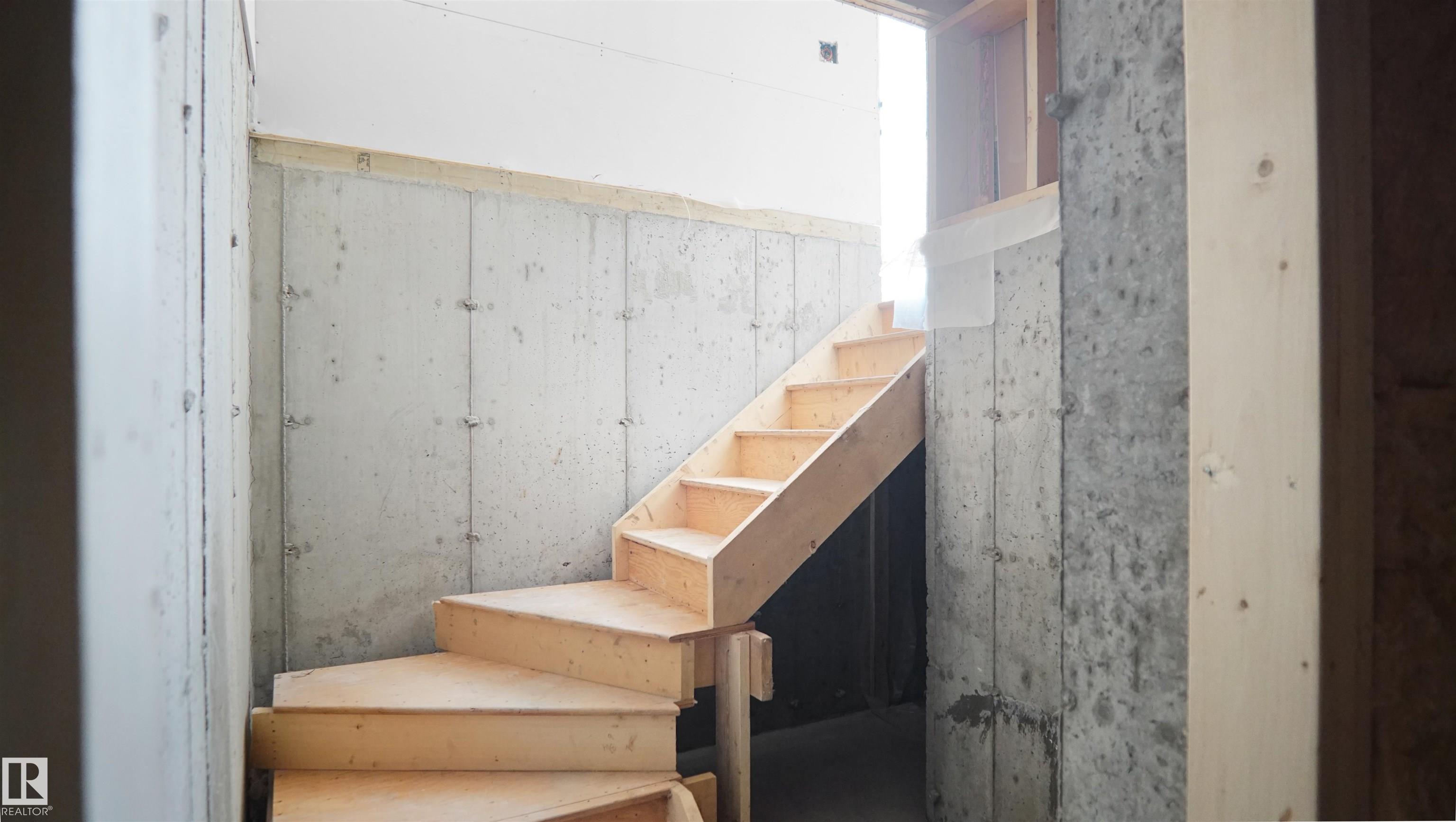 Photo 34 at 803 30 Avenue NW, Maple Crest, Edmonton