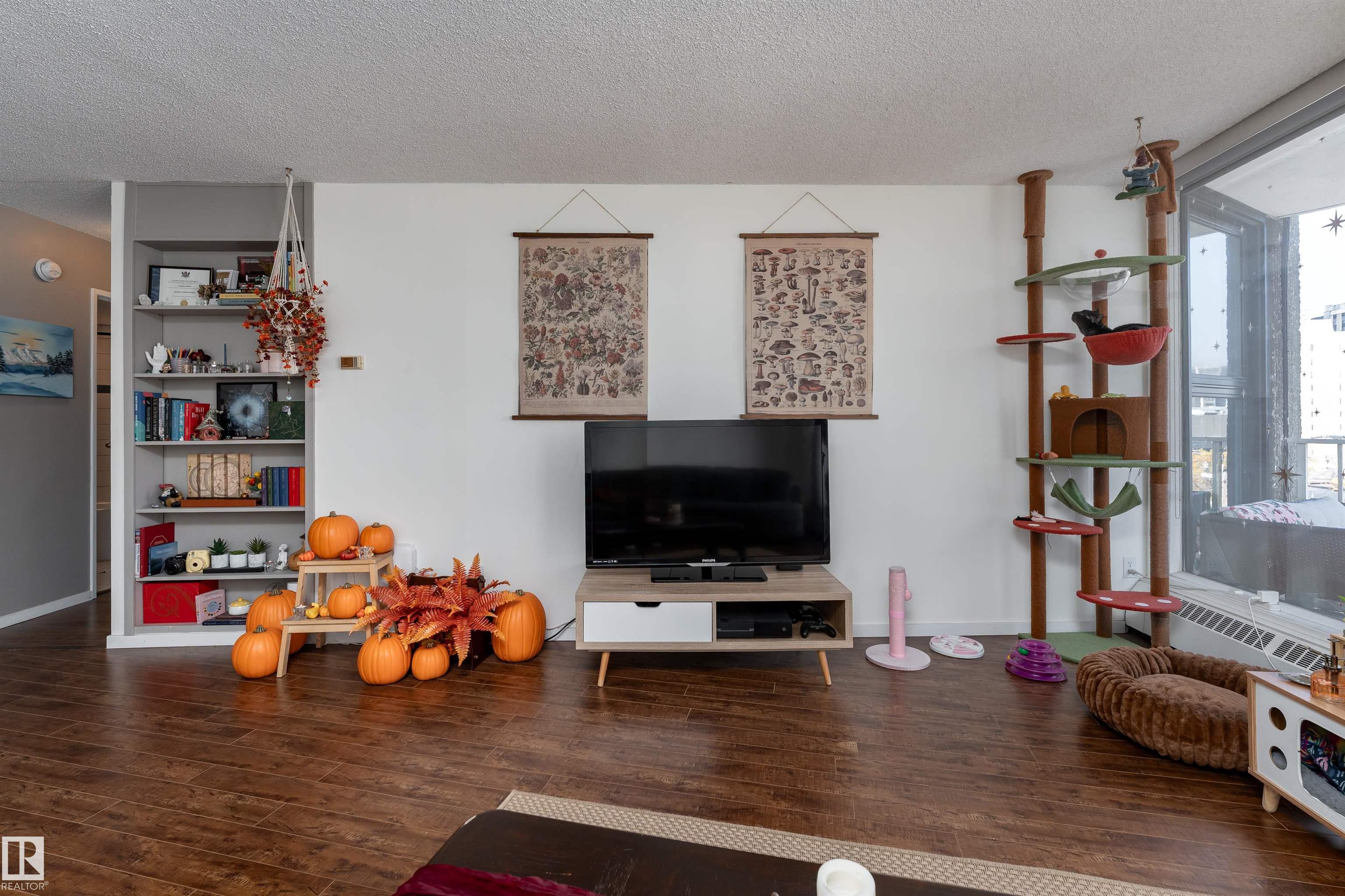 Photo 9 at 508 - 10045 117 Street NW, Wîhkwêntôwin, Edmonton