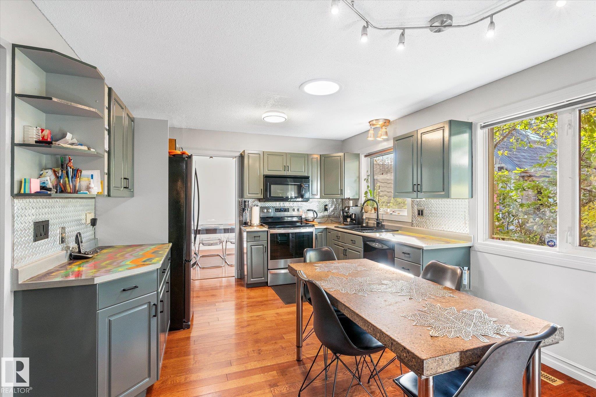 Photo 11 at 3018 110a Street NW, Steinhauer, Edmonton