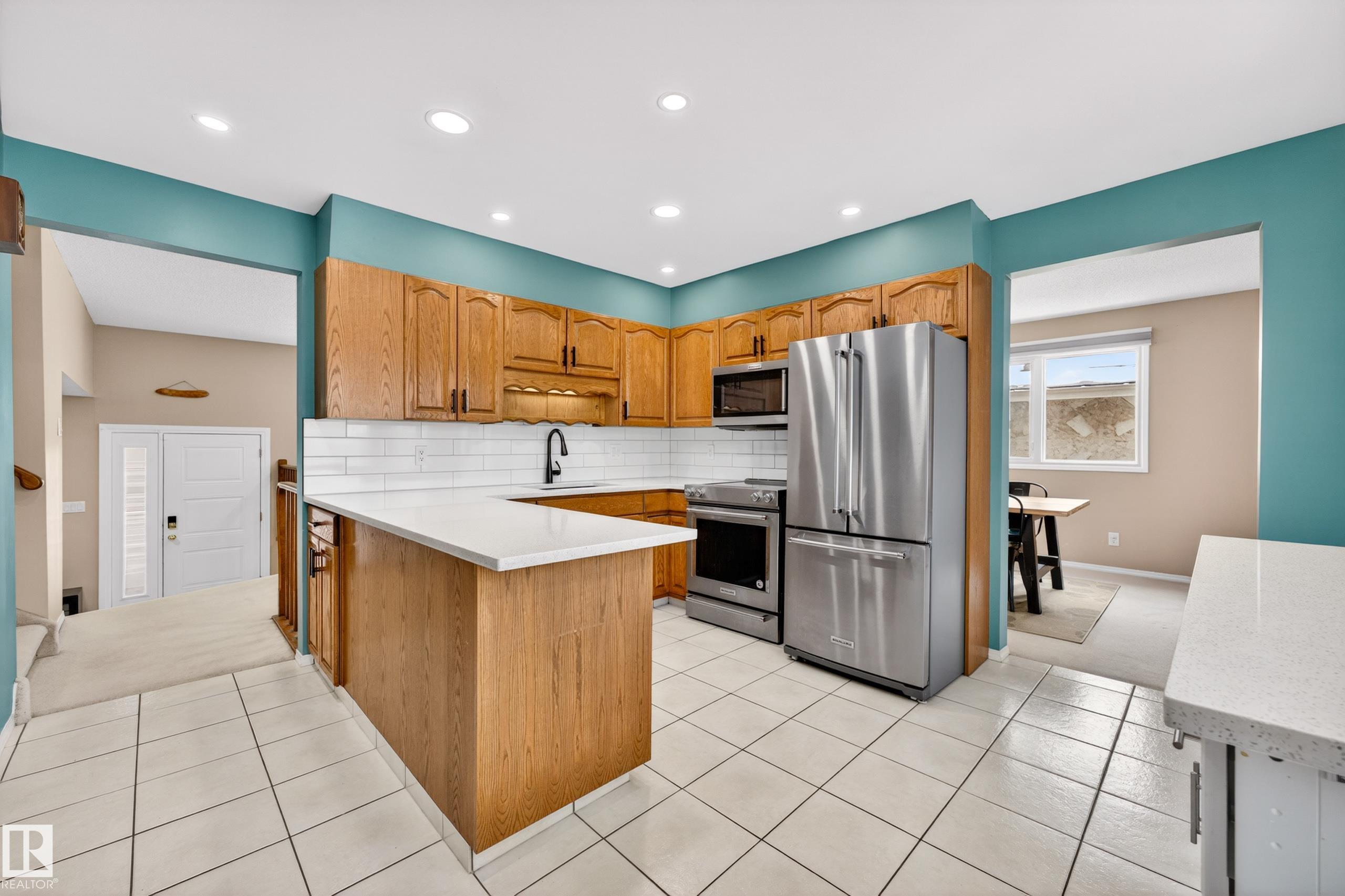 Photo 13 at 3010 105a Street NW, Steinhauer, Edmonton