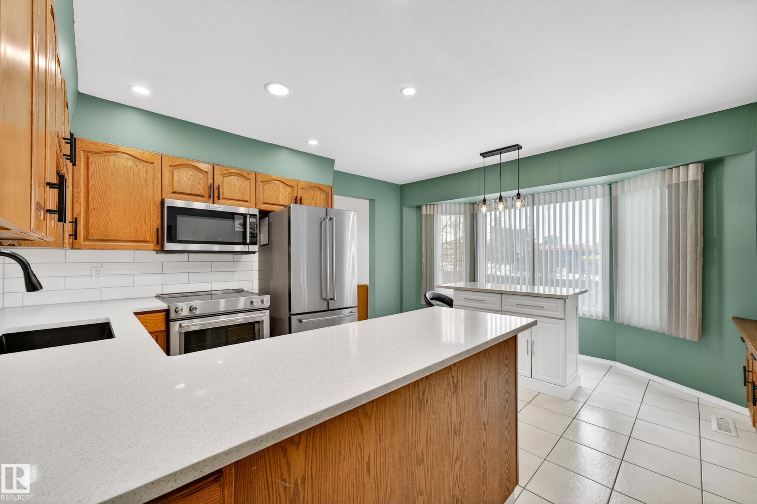 Photo 15 at 3010 105a Street NW, Steinhauer, Edmonton