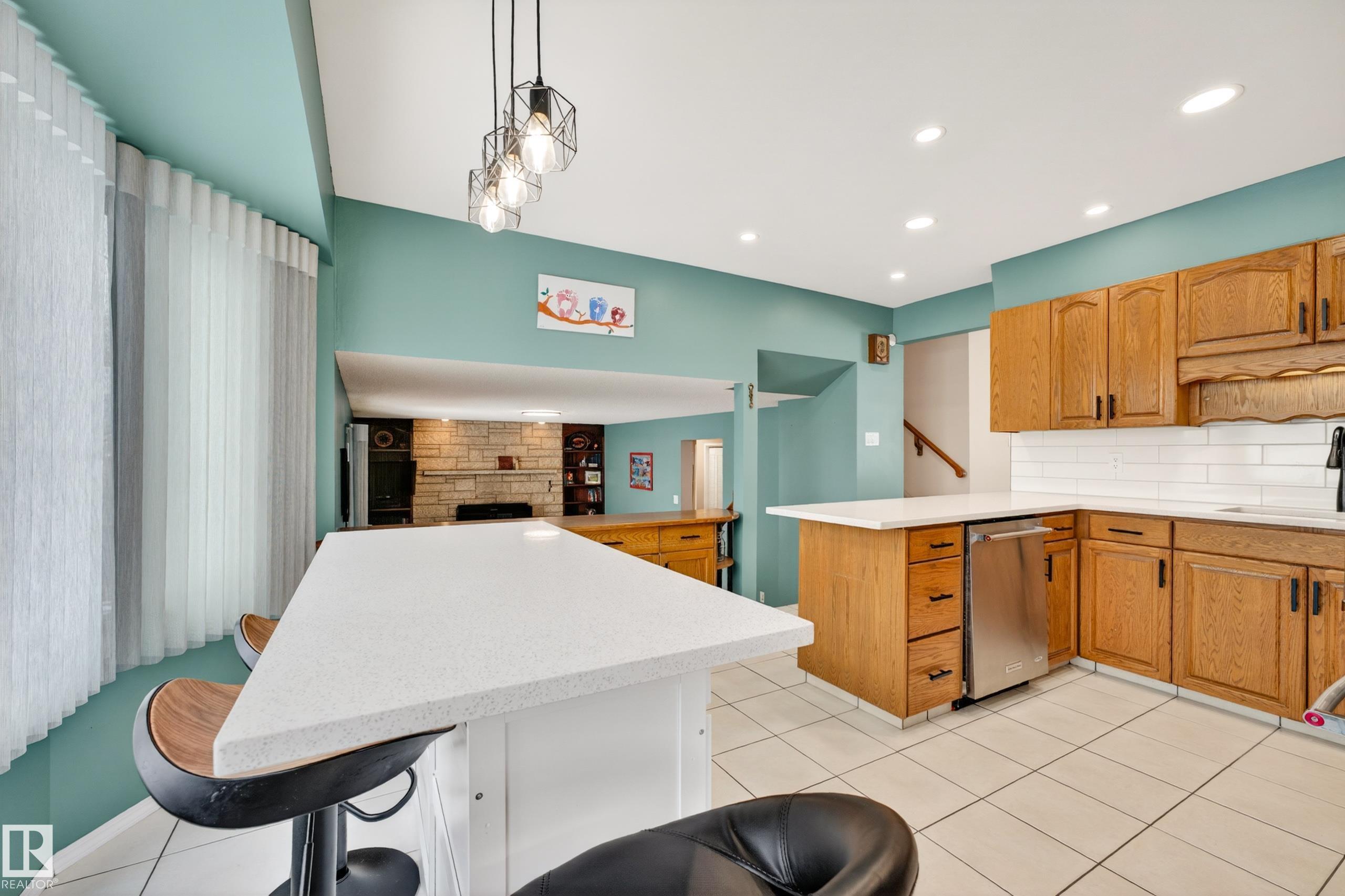 Photo 9 at 3010 105a Street NW, Steinhauer, Edmonton